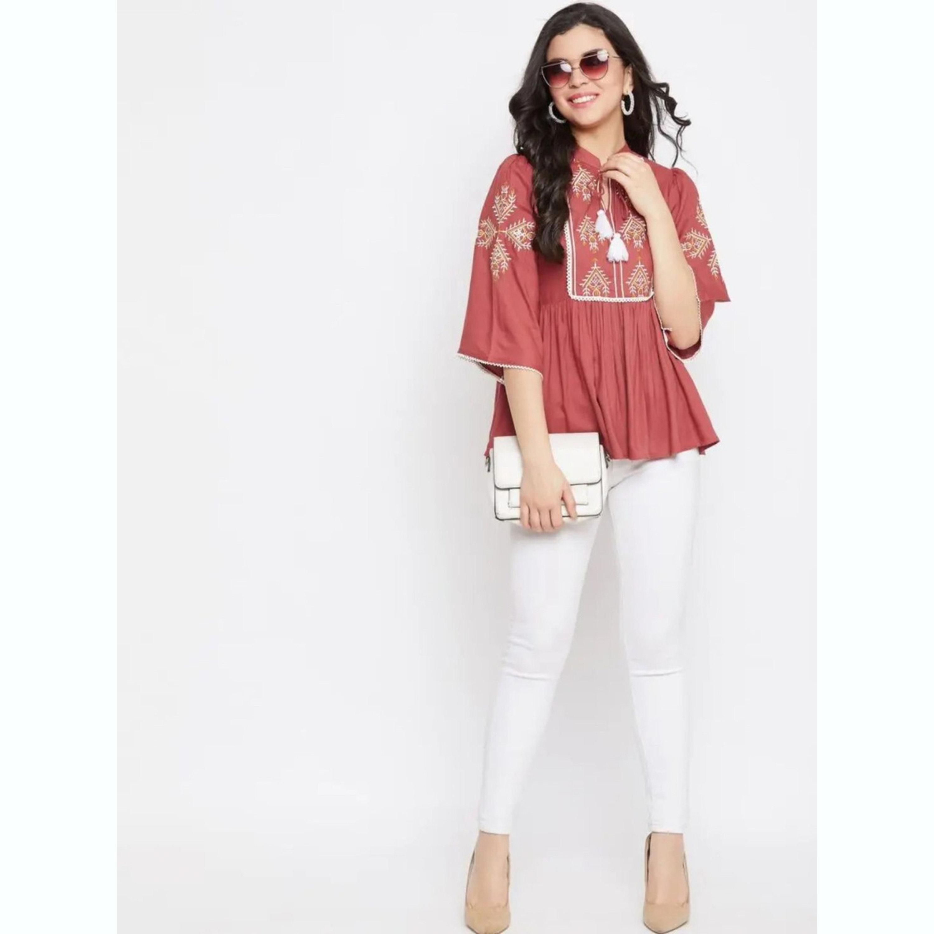 واين ريد × ستايلي - بلوزة من قماش الرايون المطرز باللون العنابي للنساء-women-clothing-shirtsandblouses-blouses-image-2