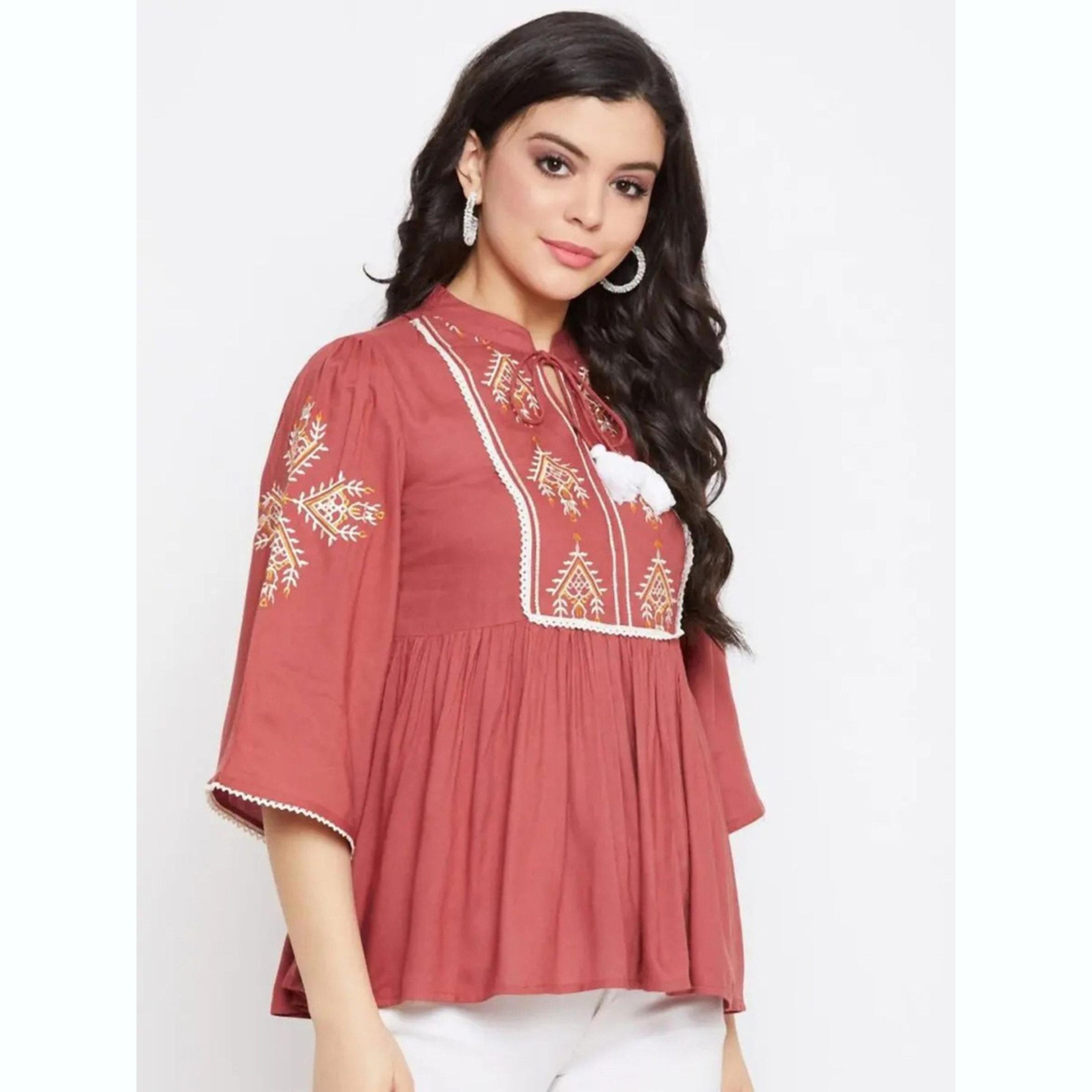 واين ريد × ستايلي - بلوزة من قماش الرايون المطرز باللون العنابي للنساء-women-clothing-shirtsandblouses-blouses-image-5