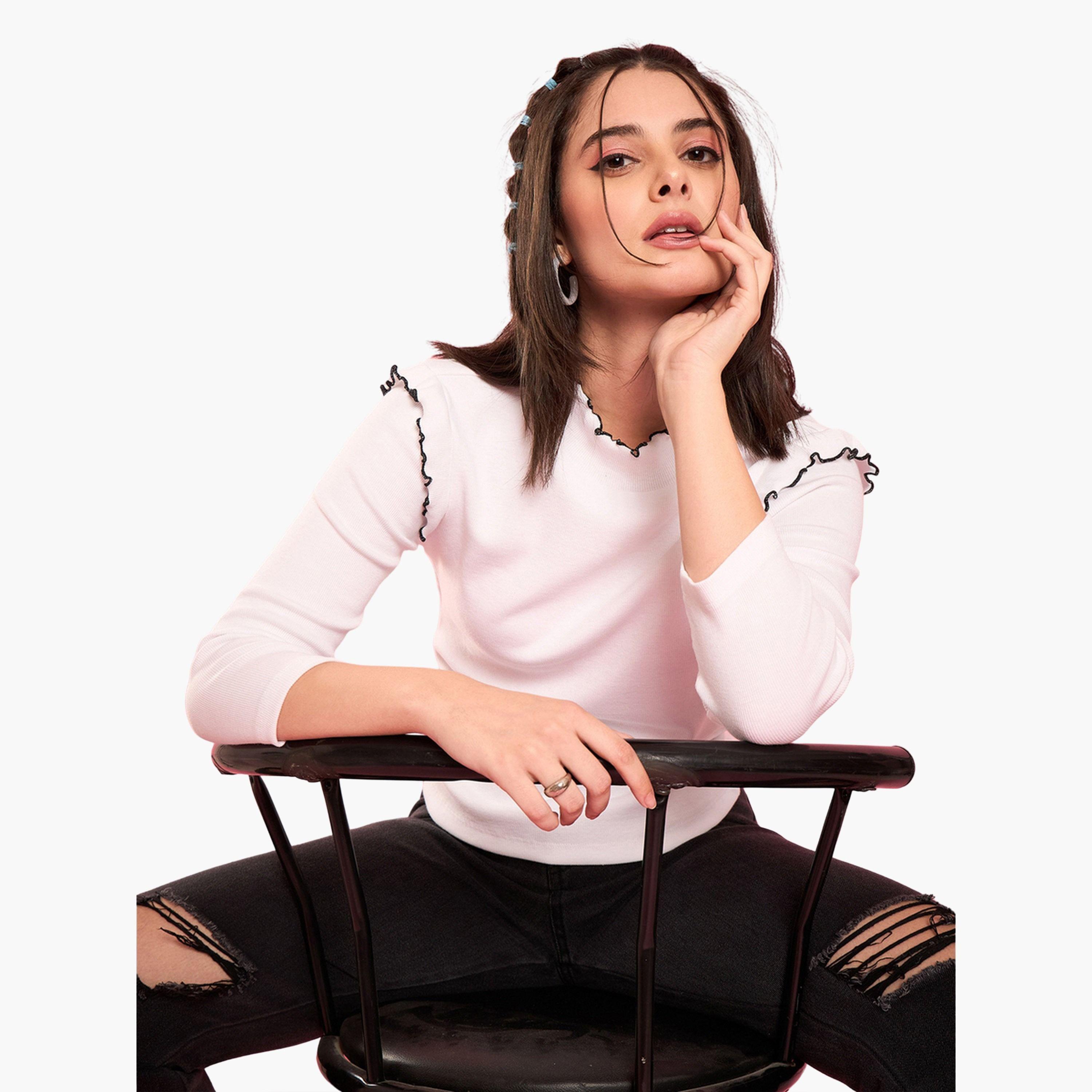 واين ريد × ستايلي - بلوزة بيضاء مضلعة مزينة بكشكشة للنساء-women-clothing-tshirts-image-5
