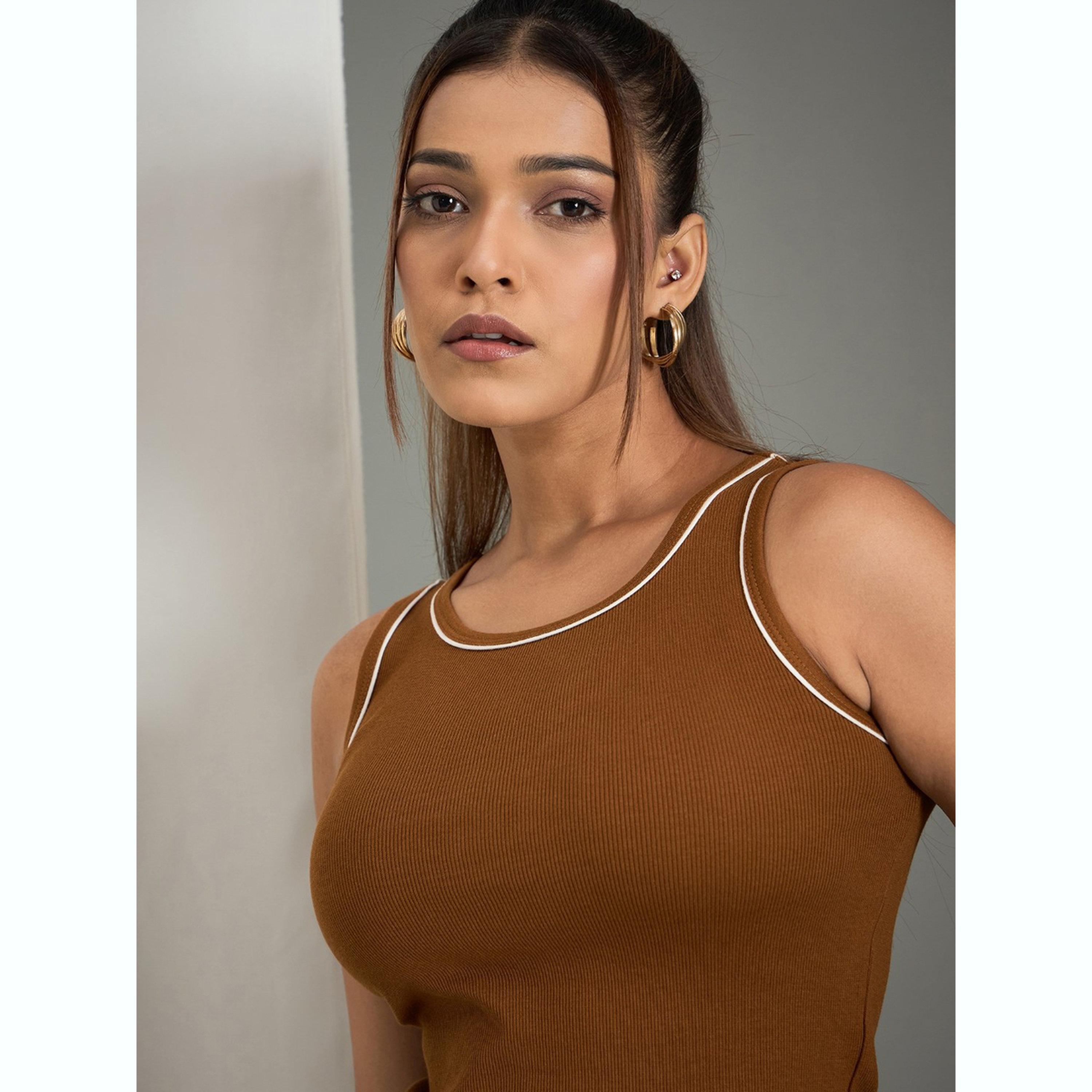 واين ريد × ستايلي - بلوزة بدون أكمام بلون بني مع حواف متباينة للنساء-women-clothing-shirtsandblouses-blouses-image-5