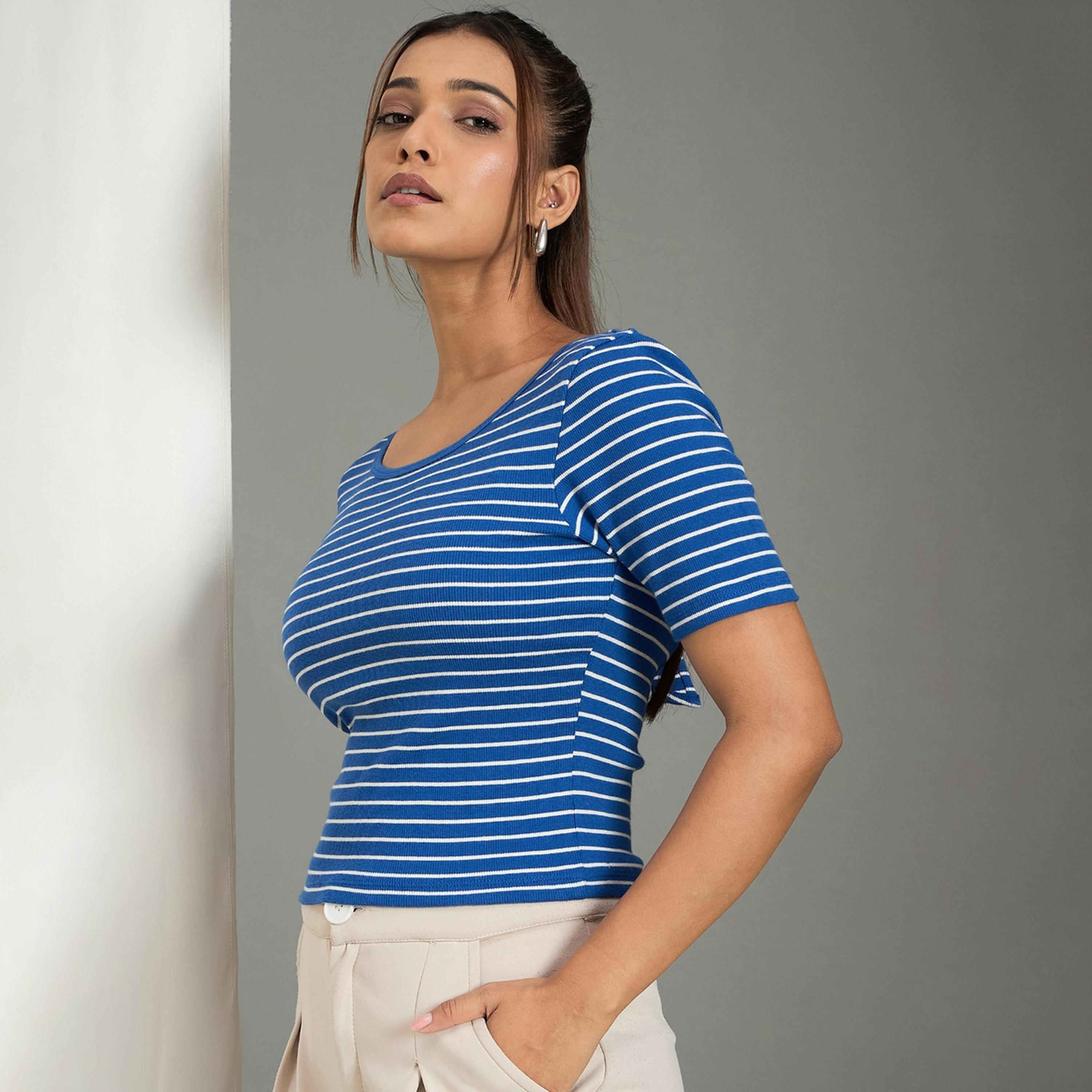 واين ريد × ستايلي - بلوزة مخططة برقبة دائرية للنساء-women-clothing-tshirts-image-1