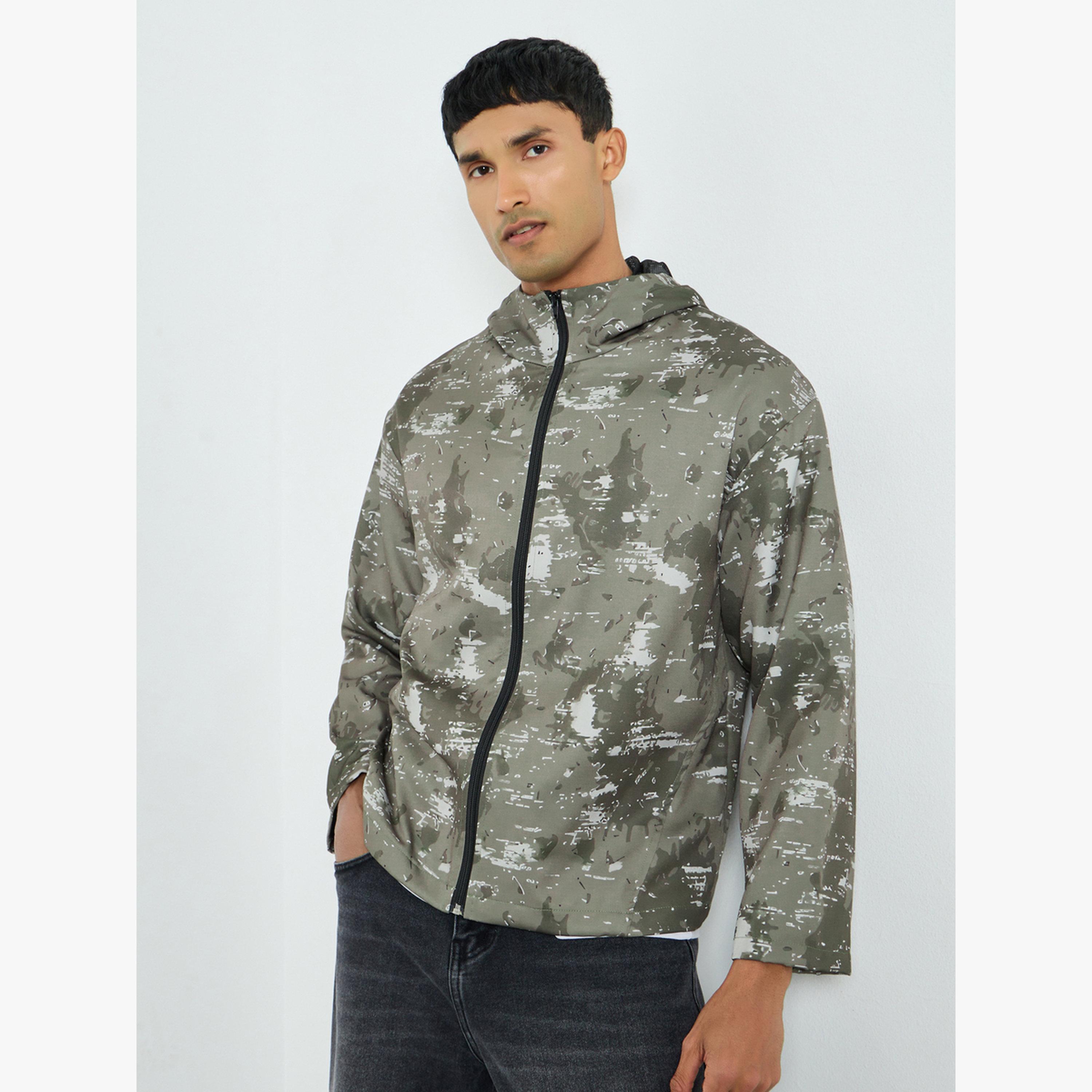 جاكيت بغطاء رأس بطبعة مموهة-men-clothing-sportswearandactivewear-hoodiesandsweatshirts-image-1