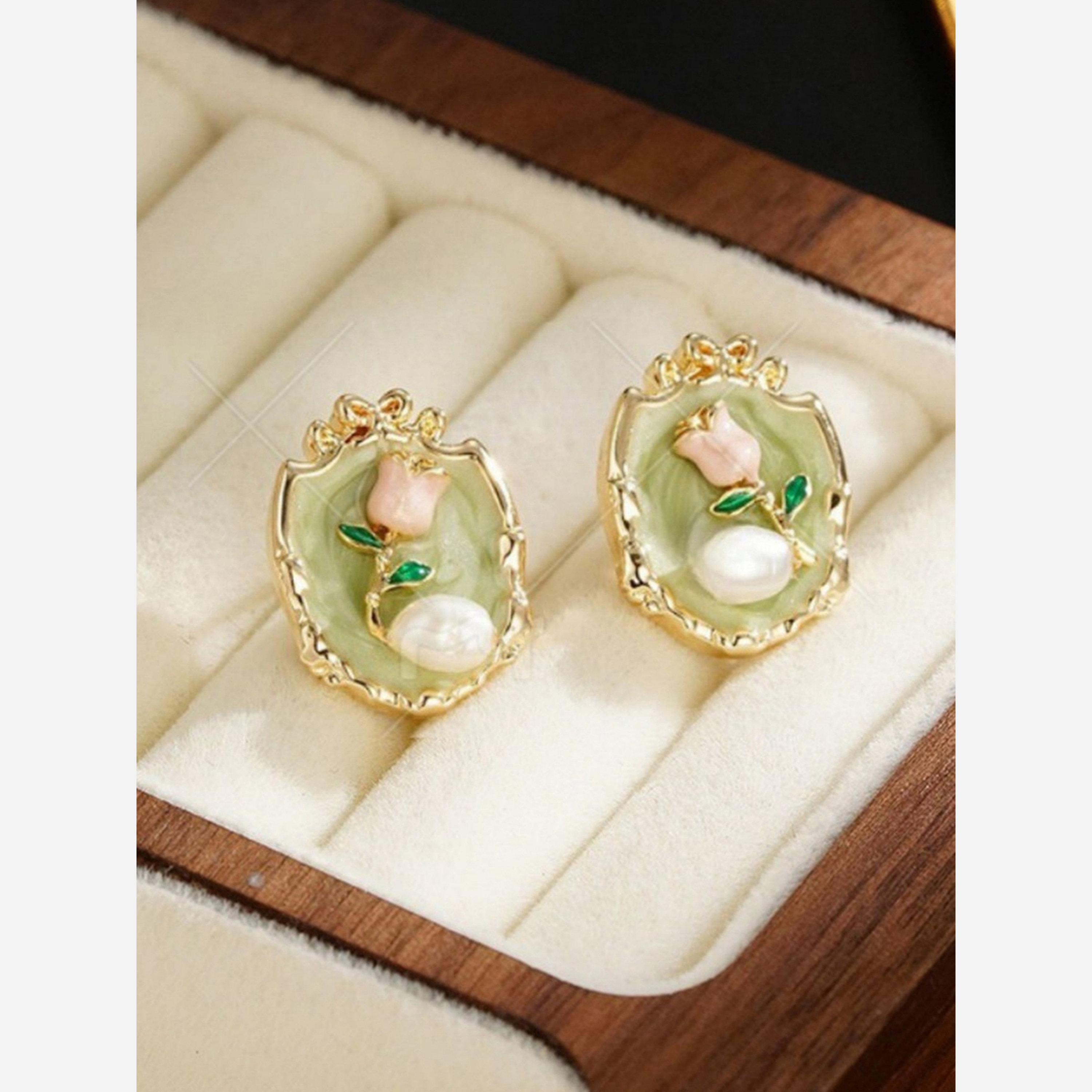 تيك تو - أقراط غير منتظمة الشكل مزينة بنقوش زهور-women-watchesandjewellery-jewellery-earrings-image-5