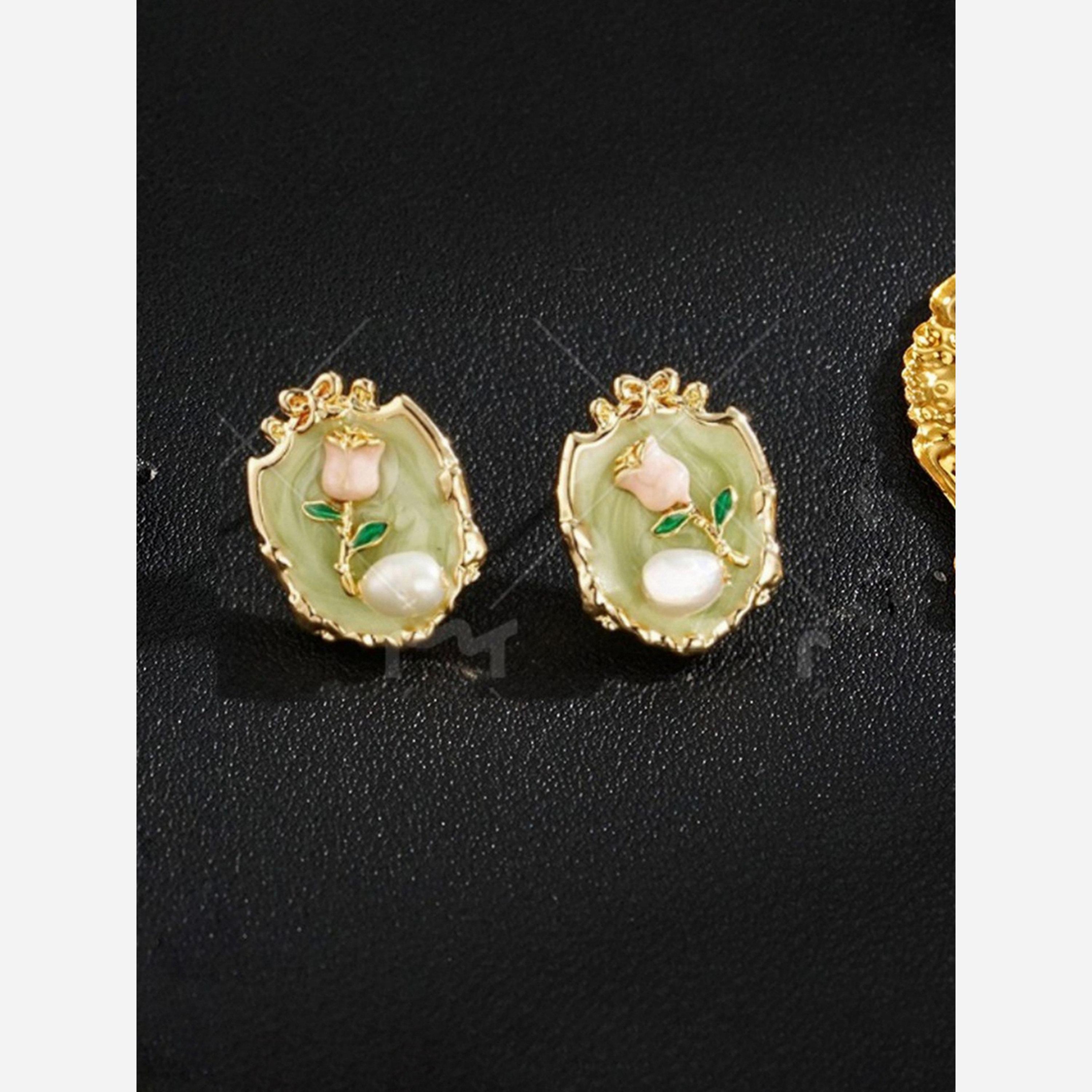تيك تو - أقراط غير منتظمة الشكل مزينة بنقوش زهور-women-watchesandjewellery-jewellery-earrings-image-4