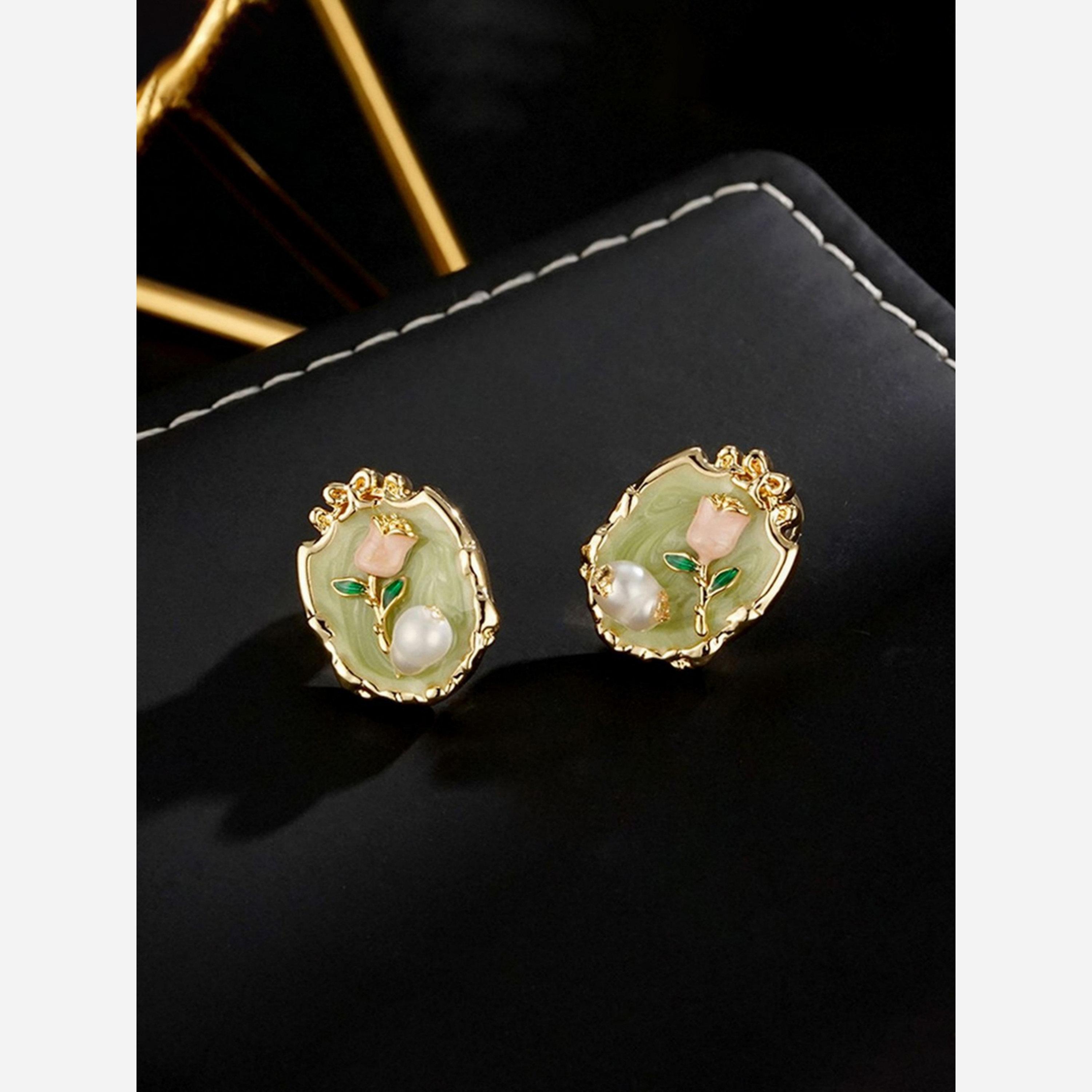 تيك تو - أقراط غير منتظمة الشكل مزينة بنقوش زهور-women-watchesandjewellery-jewellery-earrings-image-3