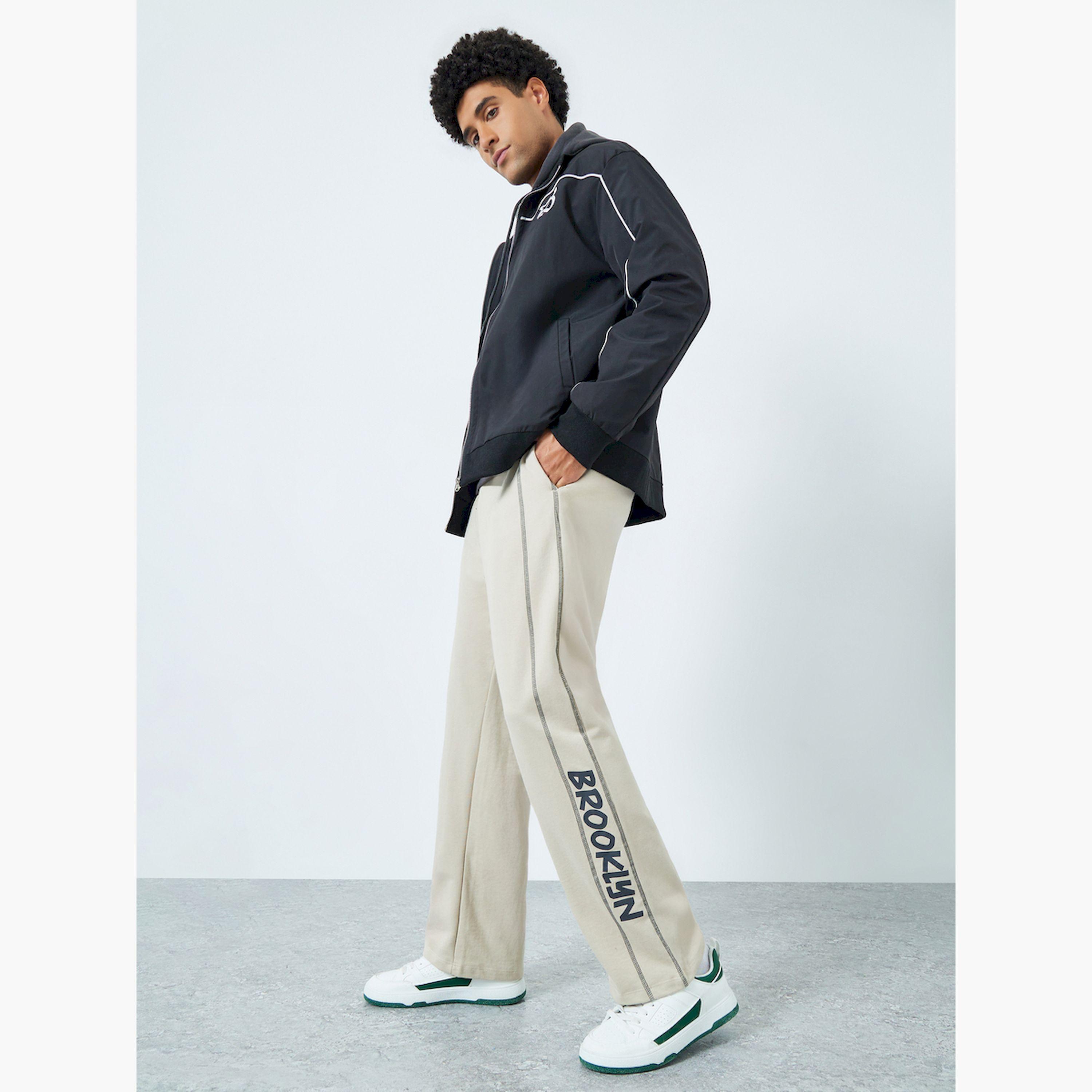 بنطال جوغر فضفاض بطبعة ألواح جانبية-men-clothing-bottoms-joggers-image-2