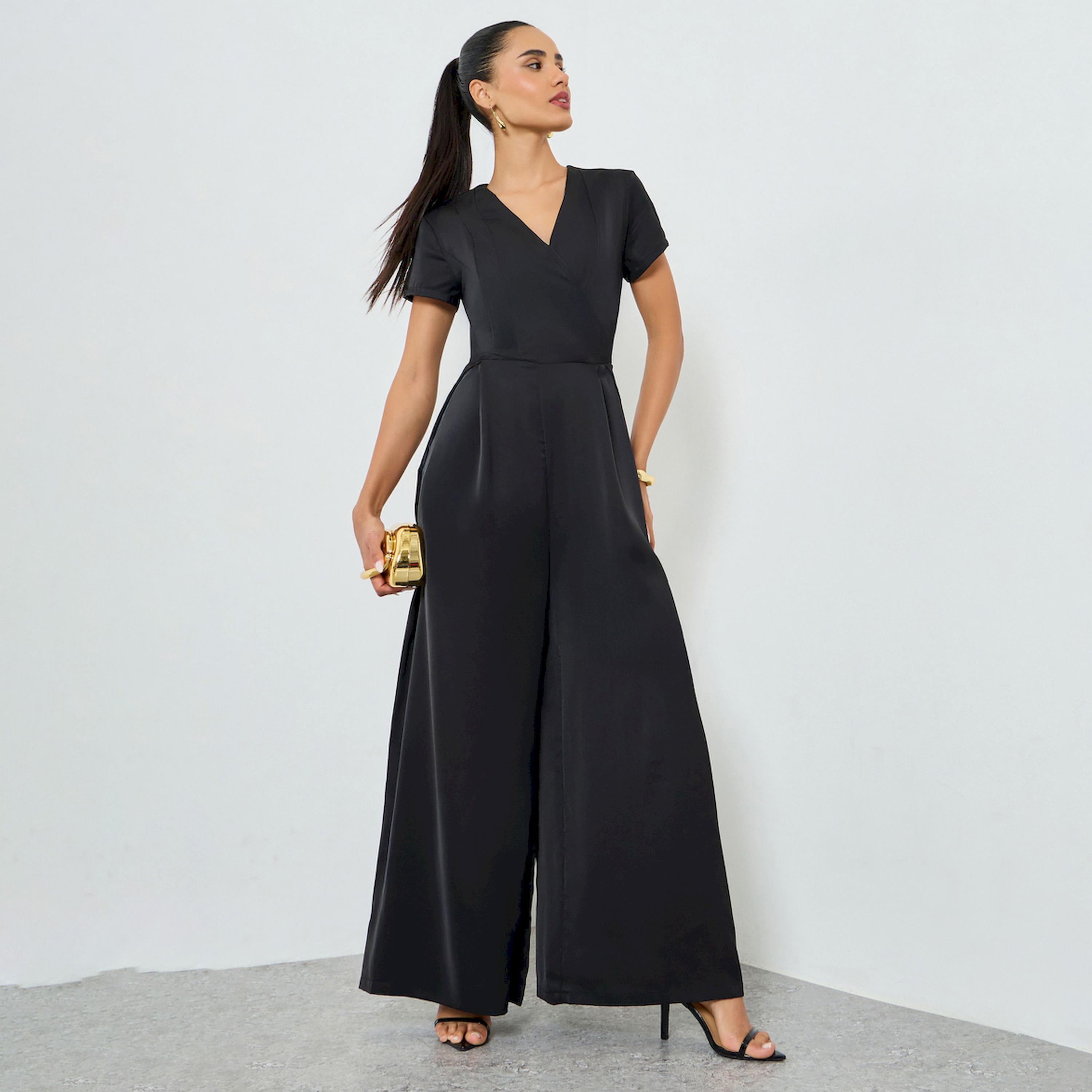 جمبسوت بأرجل واسعة ونمط لف مع أكمام قصيرة-women-clothing-jumpsuits-image-1
