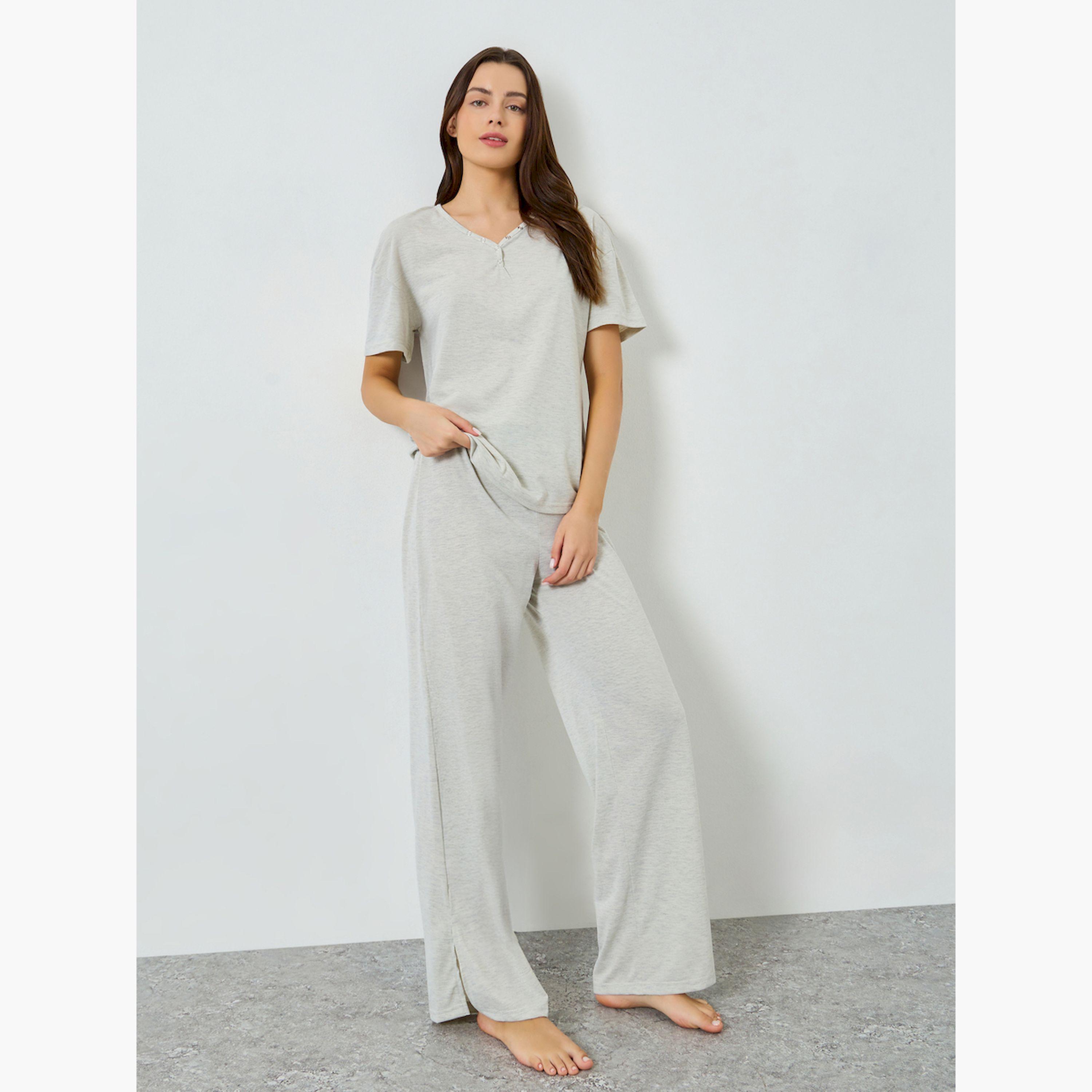 مجموعة من بيجاما مستقيمة وتيشيرت بأكتاف منسدلة وتفاصيل برشام-women-clothing-nightwear-pyjamas-longsets-image-1