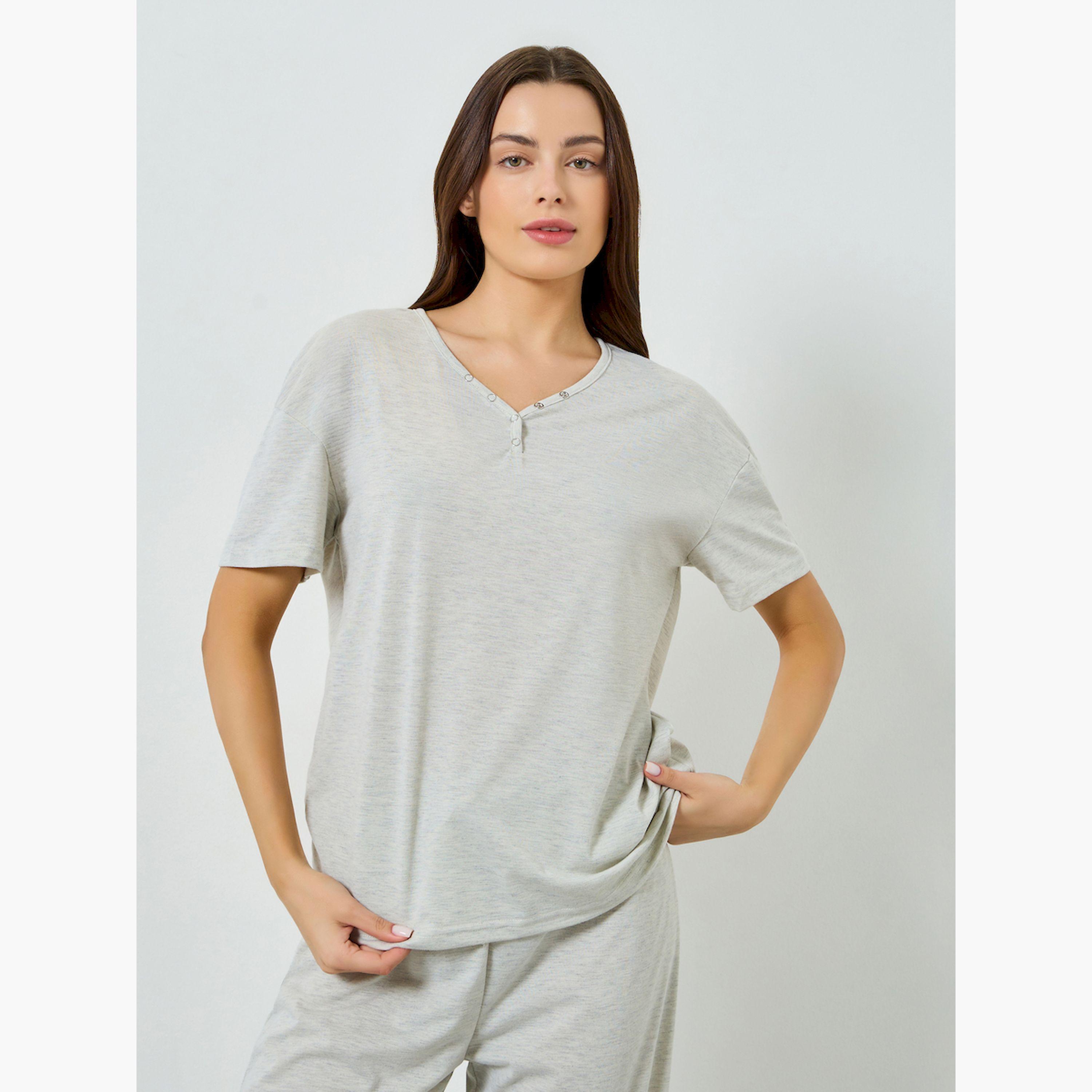 مجموعة من بيجاما مستقيمة وتيشيرت بأكتاف منسدلة وتفاصيل برشام-women-clothing-nightwear-pyjamas-longsets-image-2