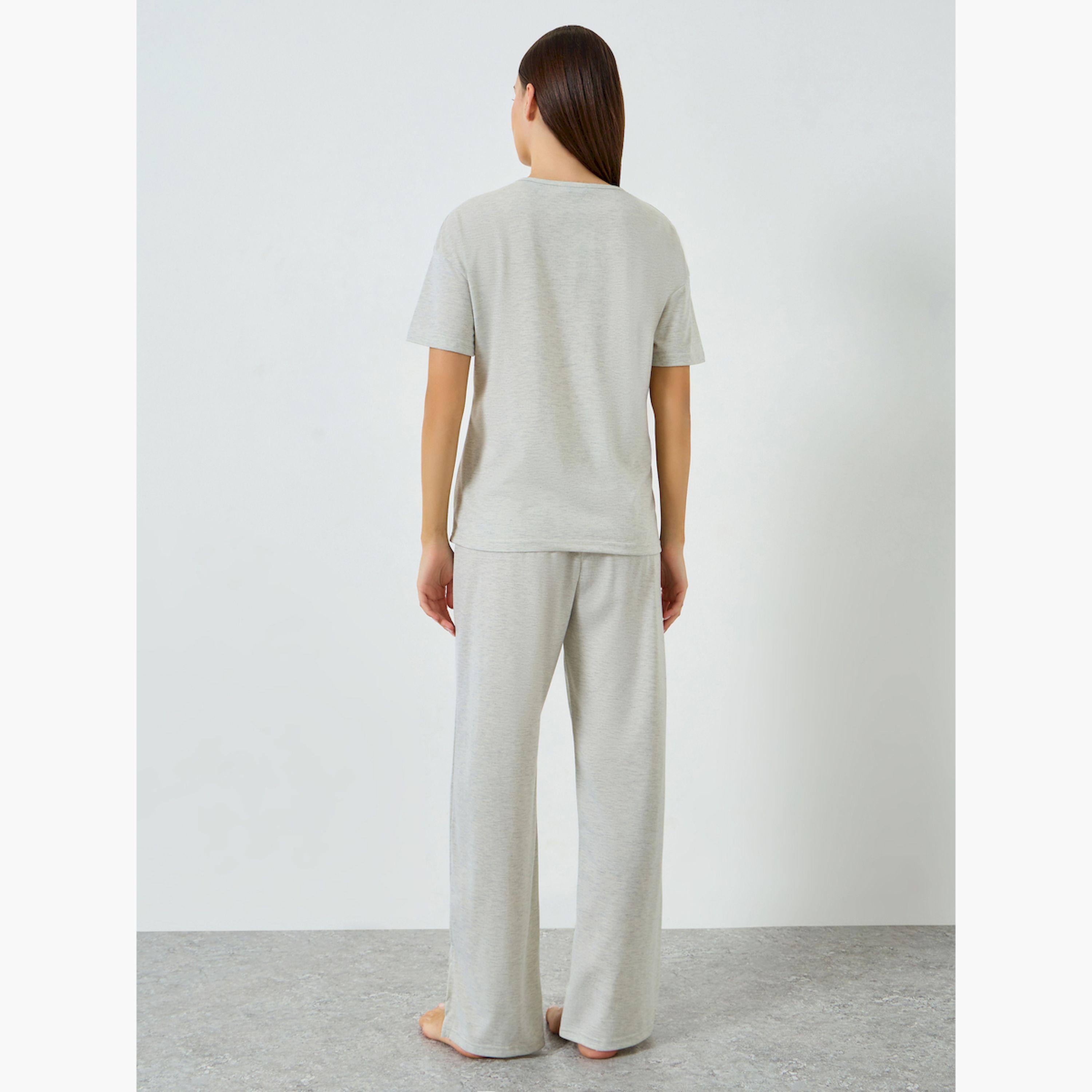 مجموعة من بيجاما مستقيمة وتيشيرت بأكتاف منسدلة وتفاصيل برشام-women-clothing-nightwear-pyjamas-longsets-image-3