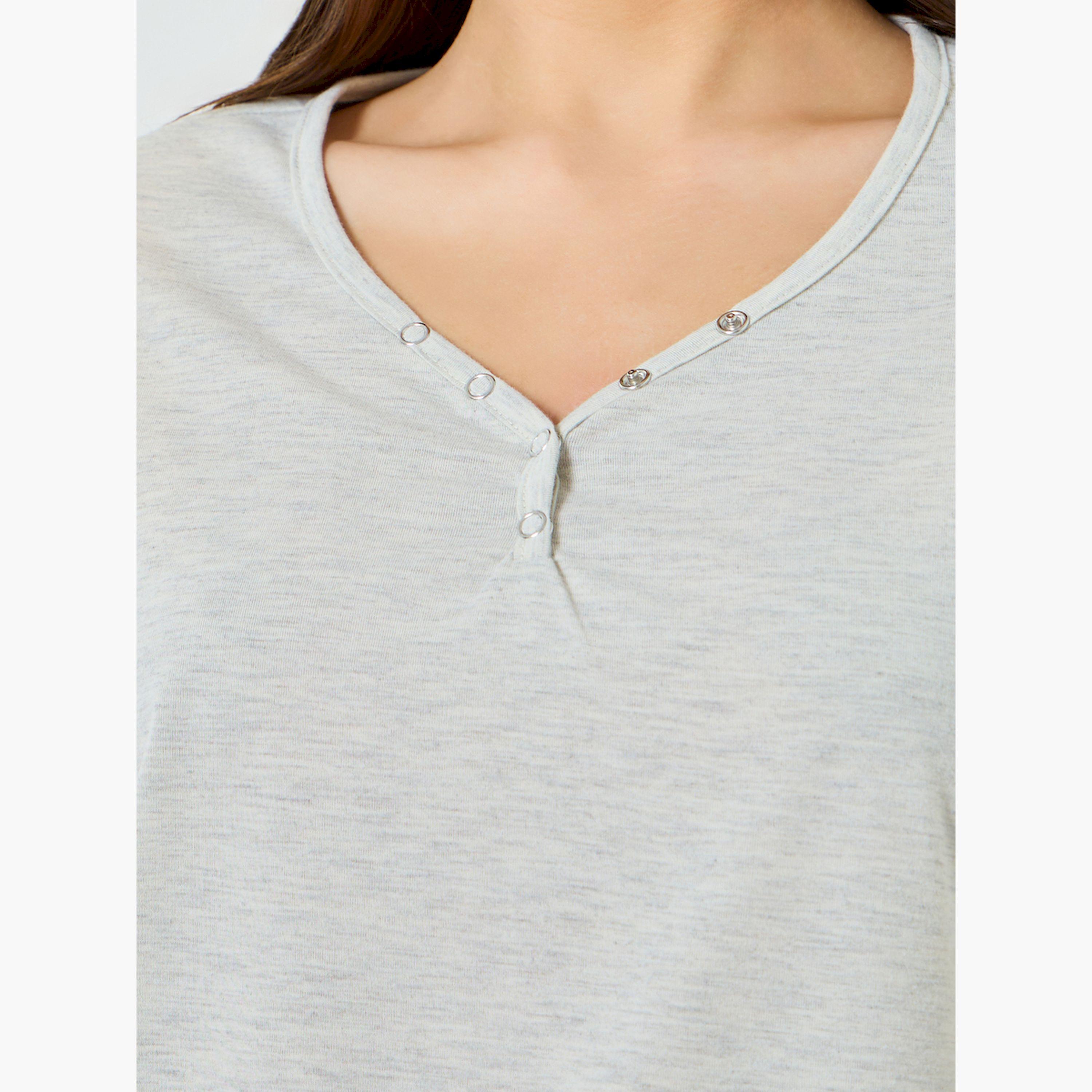 مجموعة من بيجاما مستقيمة وتيشيرت بأكتاف منسدلة وتفاصيل برشام-women-clothing-nightwear-pyjamas-longsets-image-5
