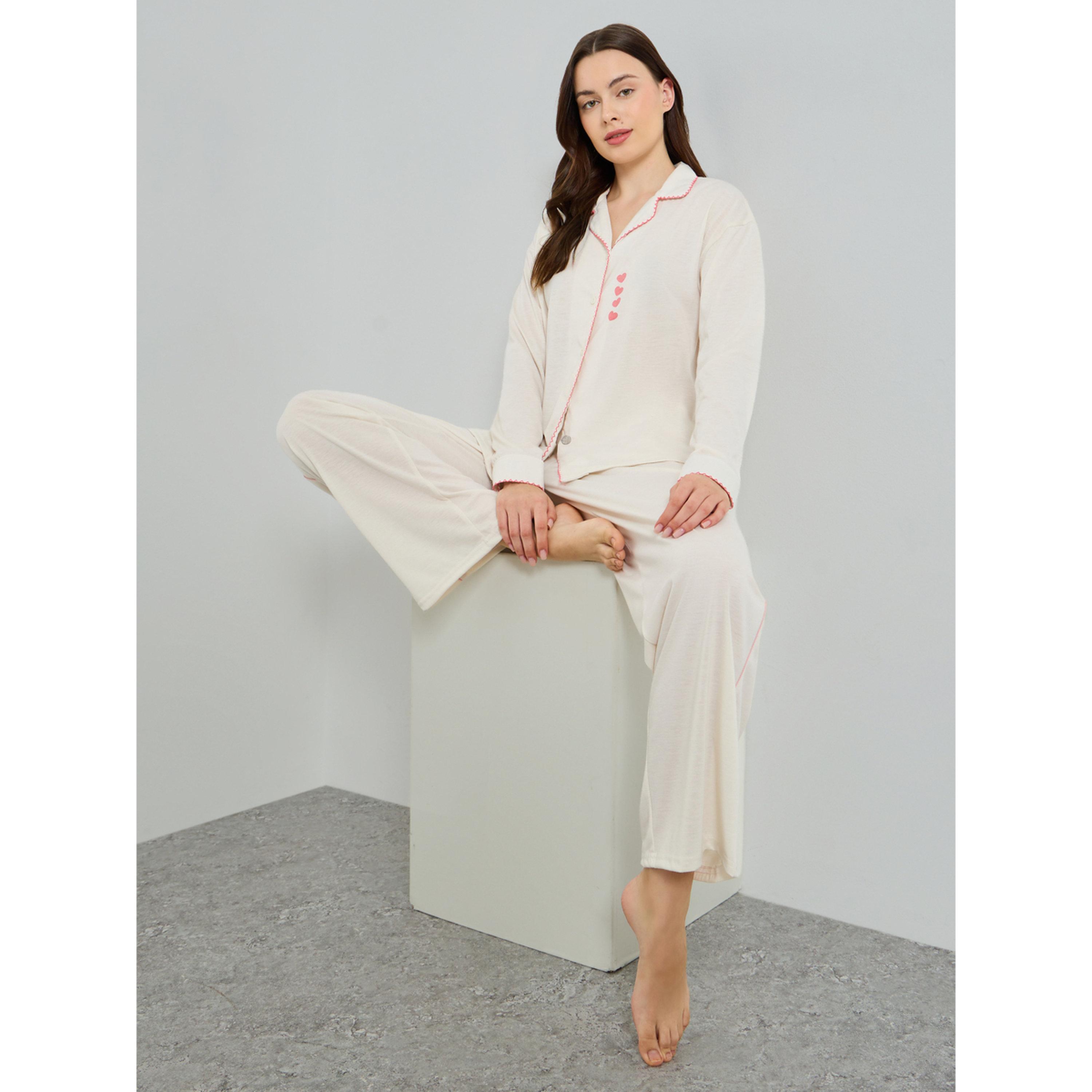 طقم بيجاما من بلوزة بطبعة قلب وحواف متموجة وبنطال-women-clothing-nightwear-pyjamas-longsets-image-4