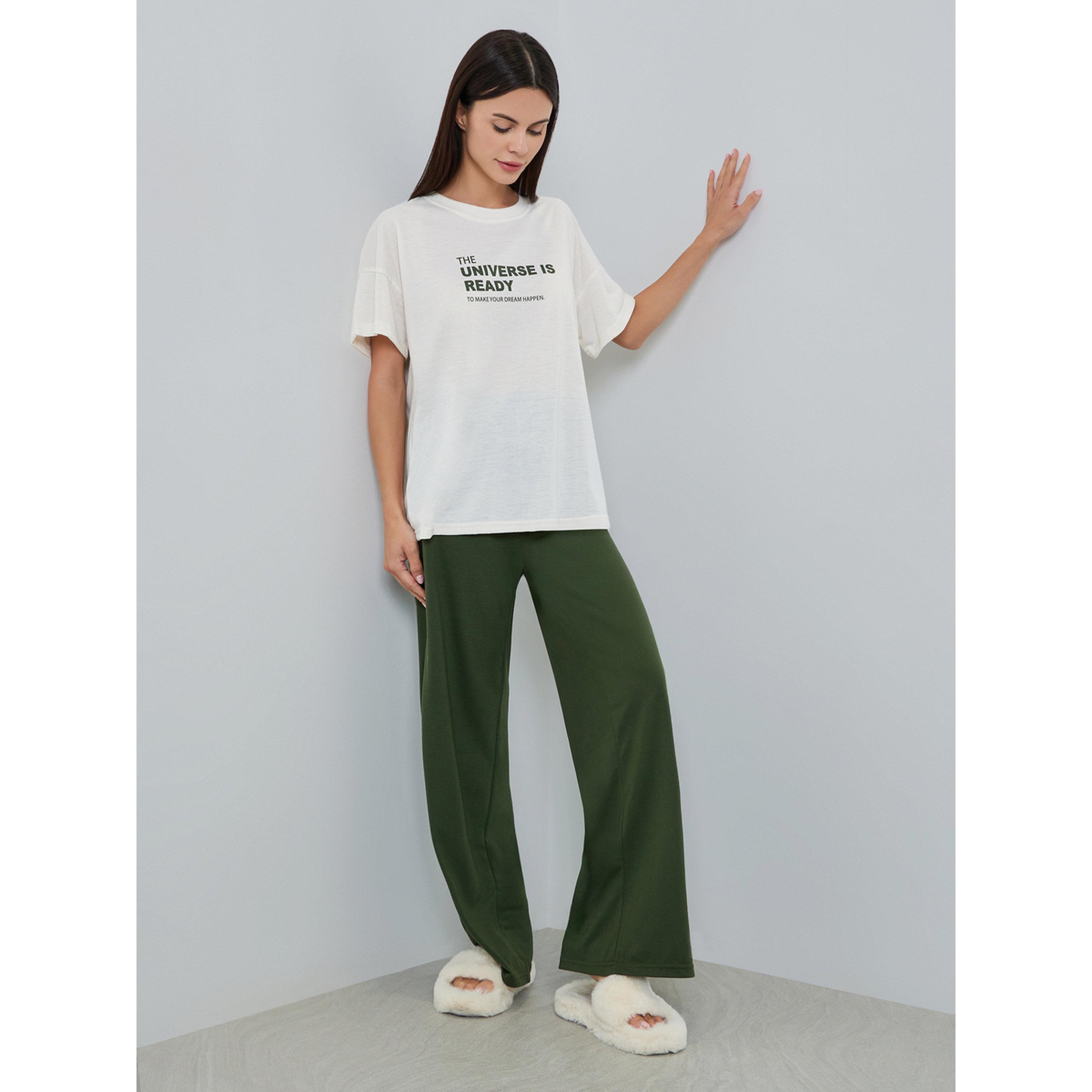 طقم بيجاما من بنطال بأرجل مستقيمة وتيشيرت مطبع-women-clothing-nightwear-pyjamas-longsets-image-1