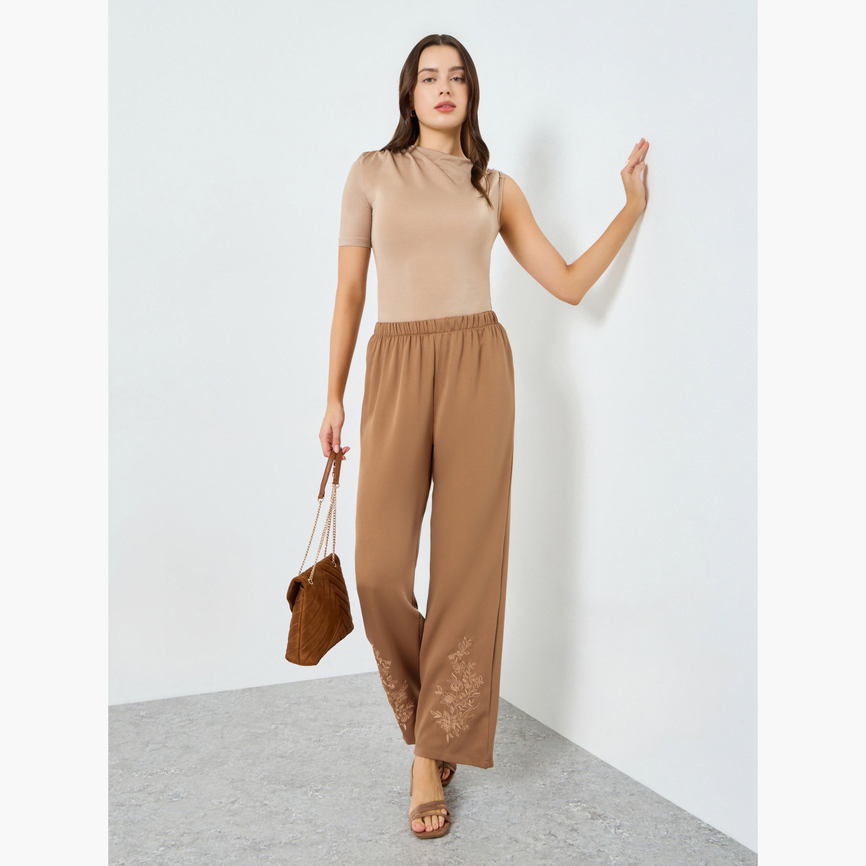 بنطال بأرجل واسعة وتفاصيل مُطرّزة-women-clothing-bottoms-trousers-image-2