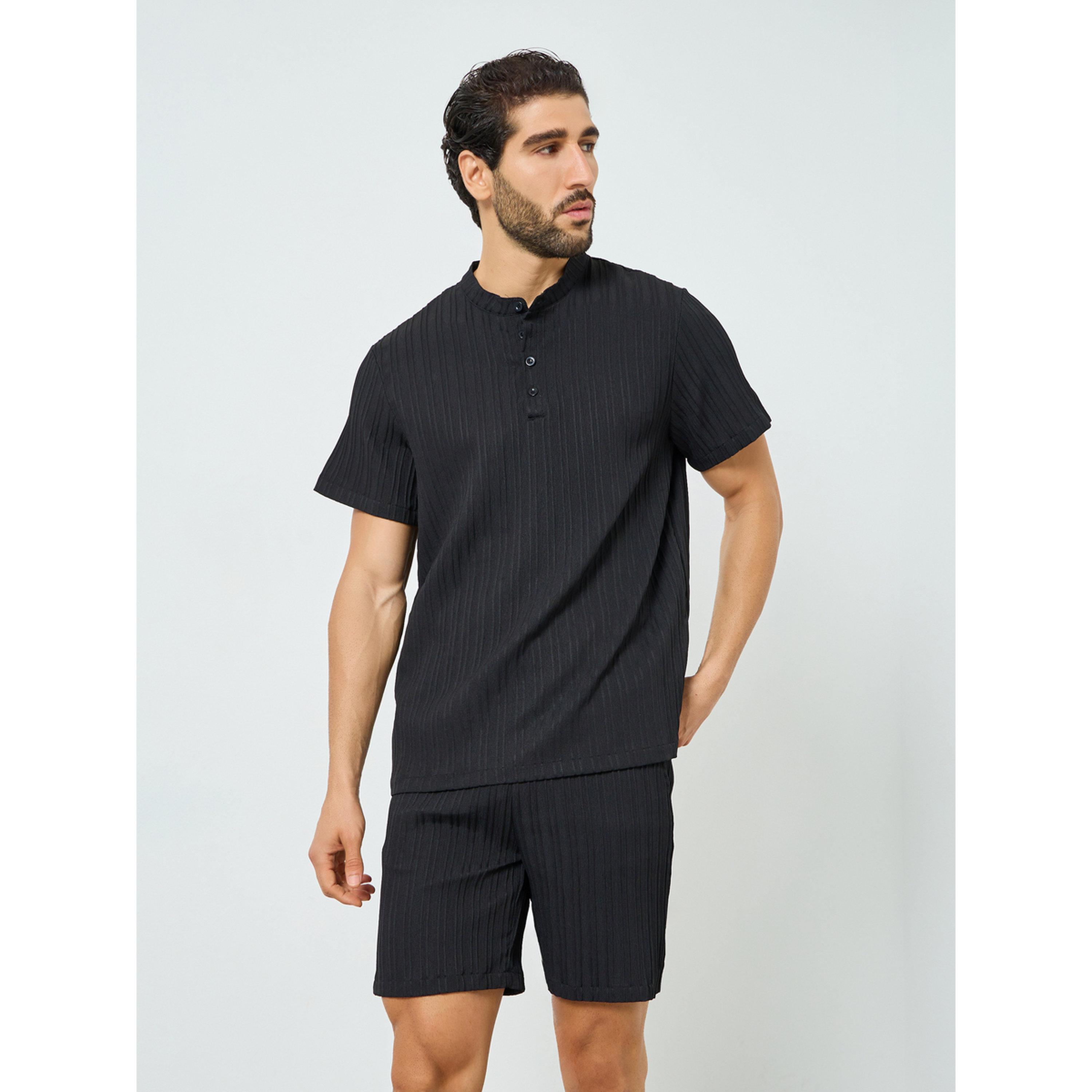 طقم منسق من شورت وتيشيرت بتفاصيل بارزة الملمس-men-clothing-coordsets-image-1