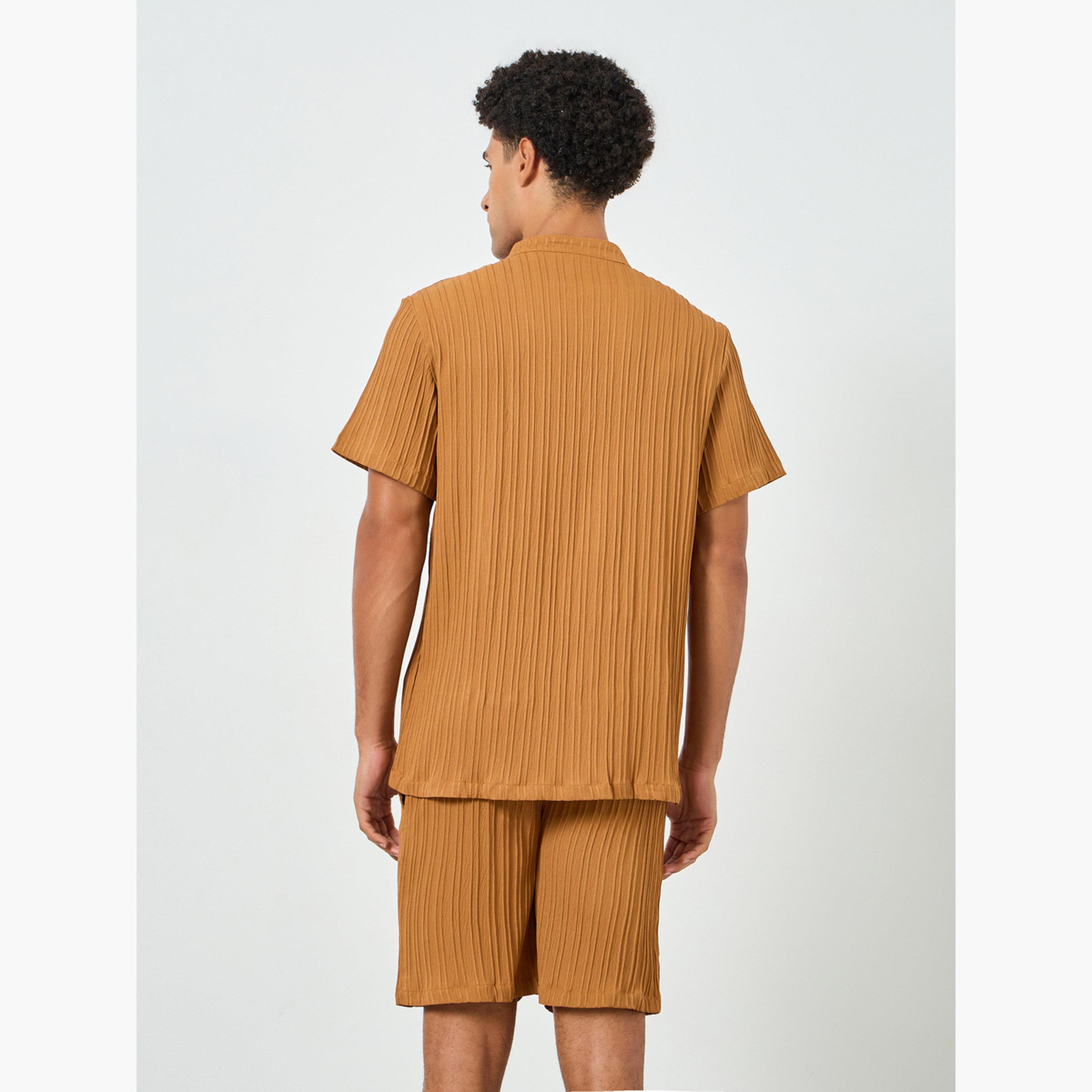 طقم منسق من قميص بأكمام قصيرة وشورت للرجال-men-clothing-coordsets-image-6