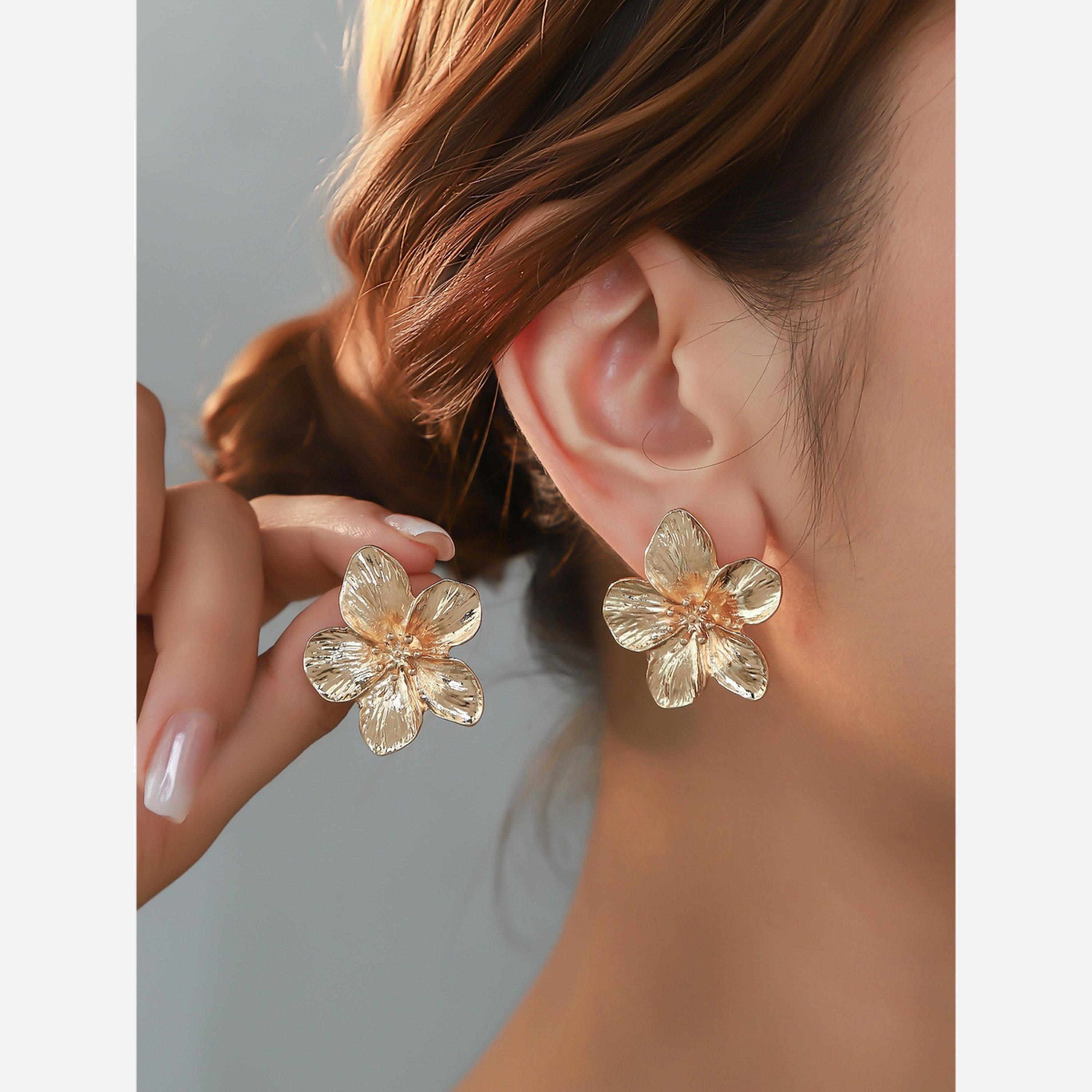 تيك تو - أقراط ذهبية مرصعة بالزهور-women-watchesandjewellery-jewellery-earrings-image-2