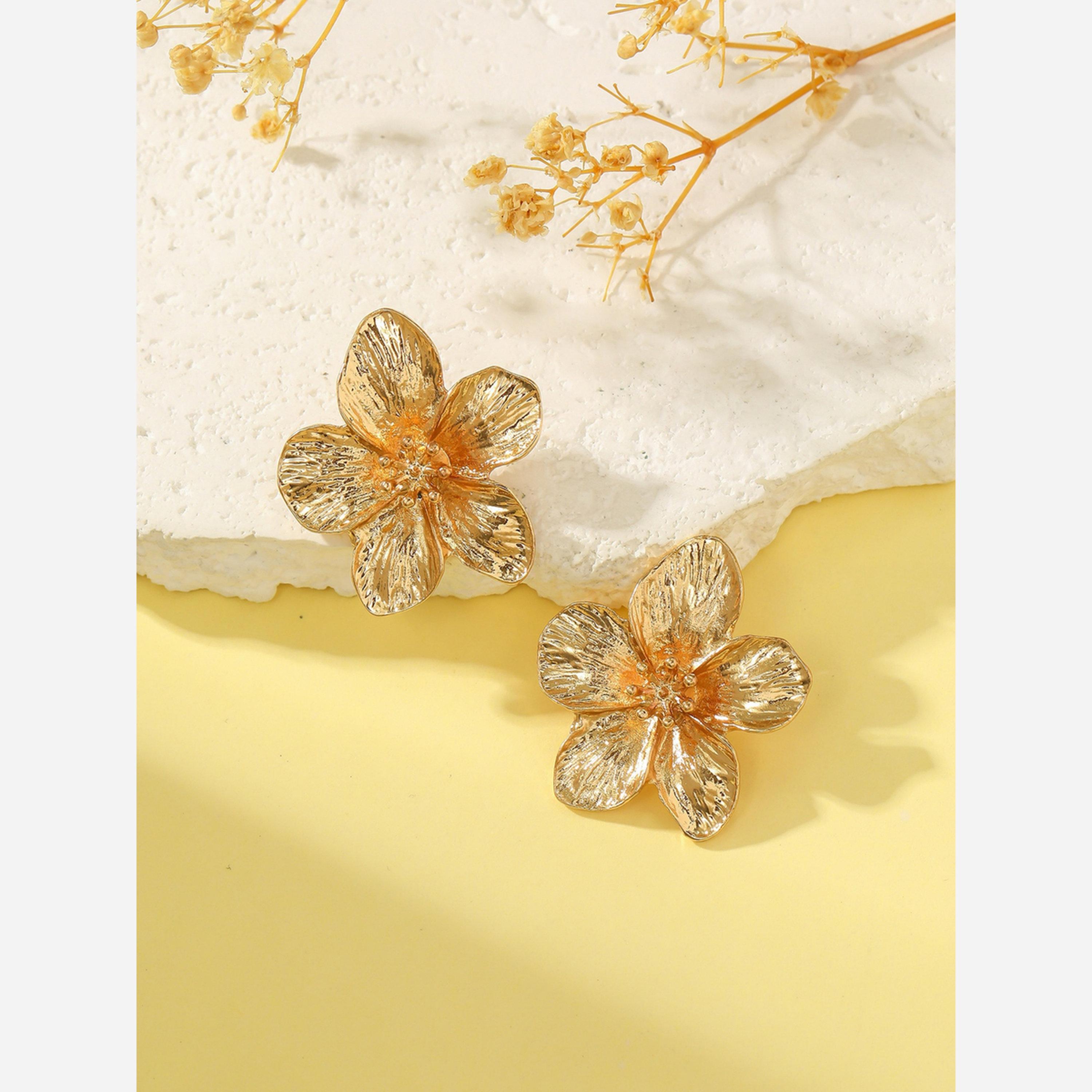 تيك تو - أقراط ذهبية مرصعة بالزهور-women-watchesandjewellery-jewellery-earrings-image-5