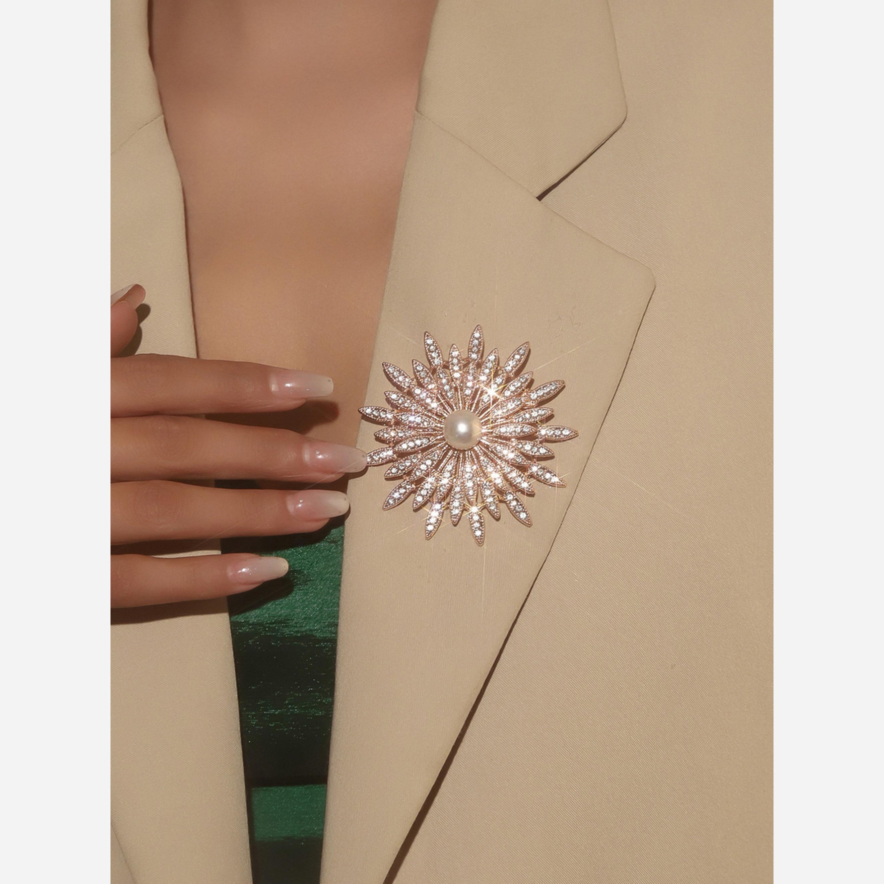 تيك تو - بروش زهرة من الكريستال الذهبي مع لؤلؤ صناعي-women-watchesandjewellery-jewellery-brooches-image-2