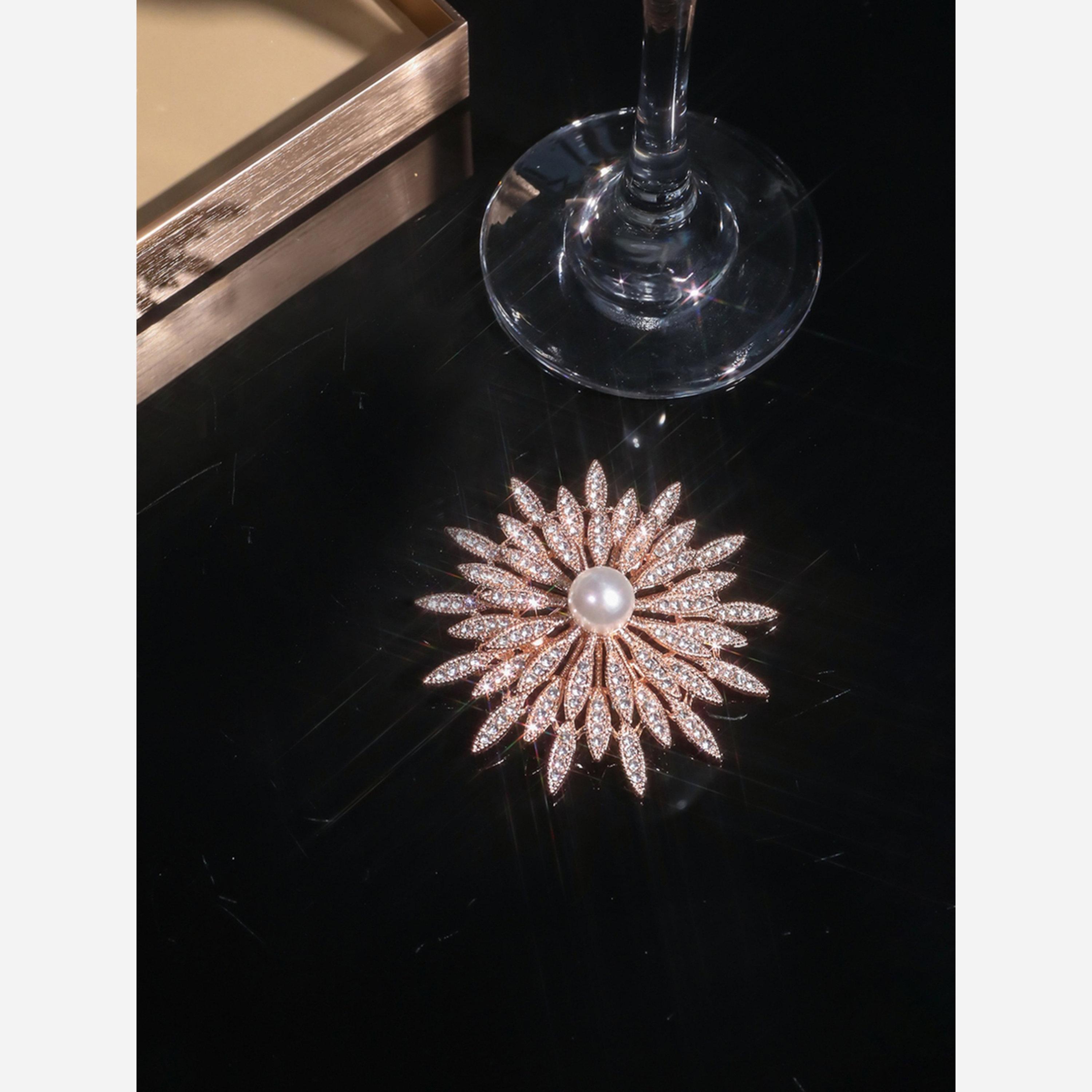 تيك تو - بروش زهرة من الكريستال الذهبي مع لؤلؤ صناعي-women-watchesandjewellery-jewellery-brooches-image-4