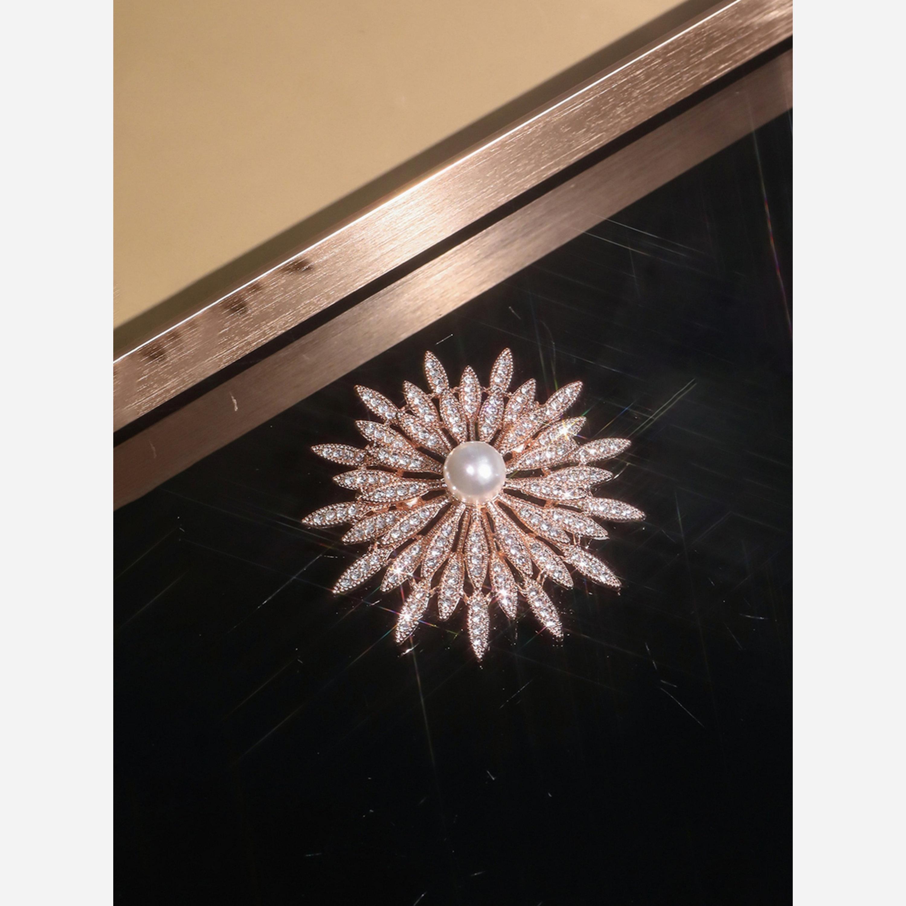 تيك تو - بروش زهرة من الكريستال الذهبي مع لؤلؤ صناعي-women-watchesandjewellery-jewellery-brooches-image-5