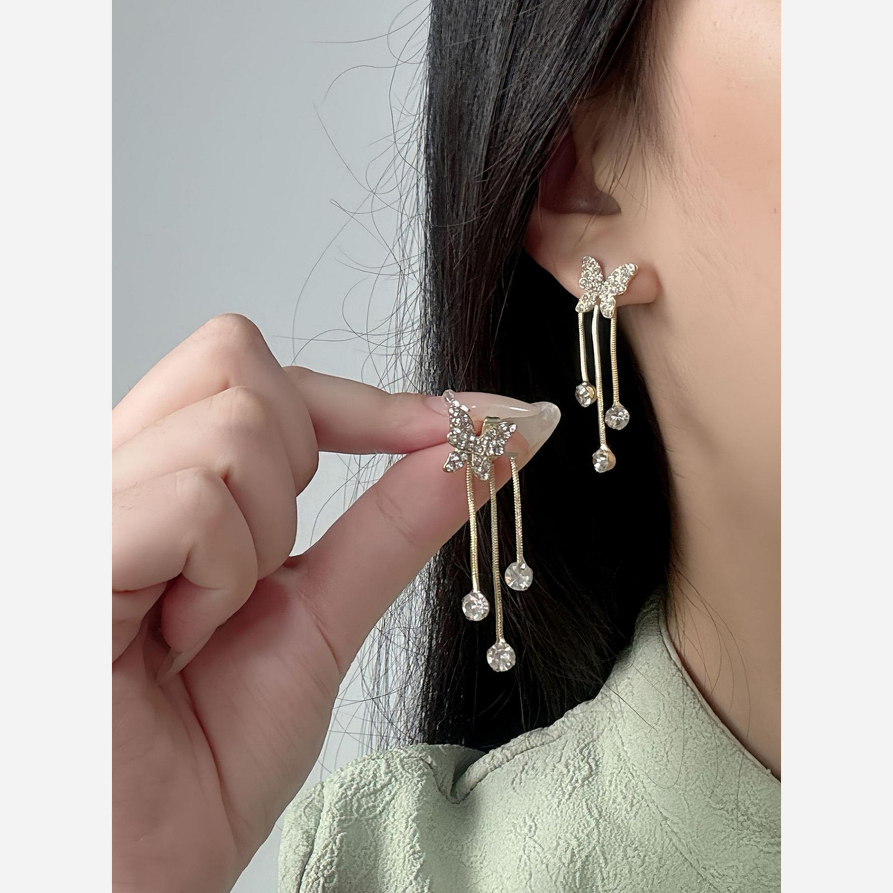 تيك تو - أقراط متدلية على شكل فراشة ذهبية مع لمسات براقة-women-watchesandjewellery-jewellery-earrings-image-2