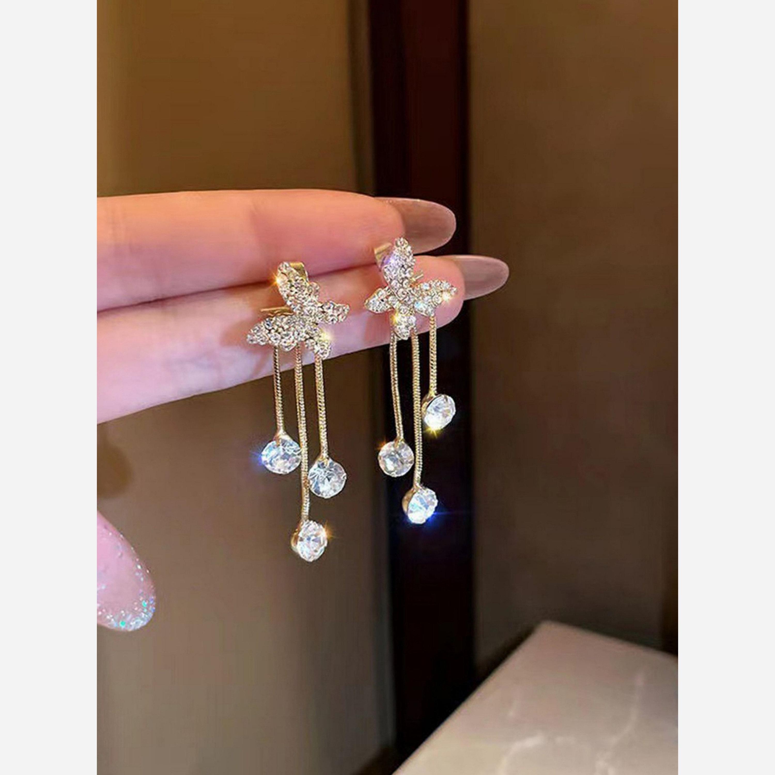 تيك تو - أقراط متدلية على شكل فراشة ذهبية مع لمسات براقة-women-watchesandjewellery-jewellery-earrings-image-4