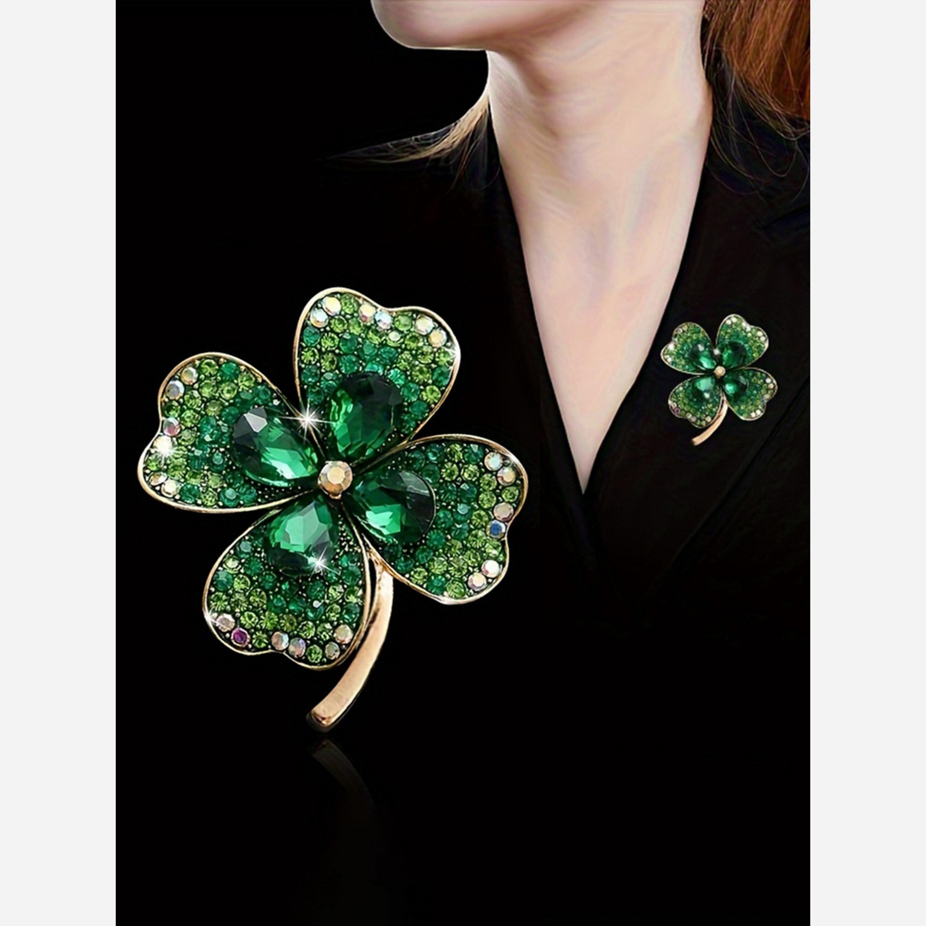 تيك تو - بروش على شكل زهرة البرسيم من الكريستال لون أخضر الزمردي-women-watchesandjewellery-jewellery-brooches-image-2