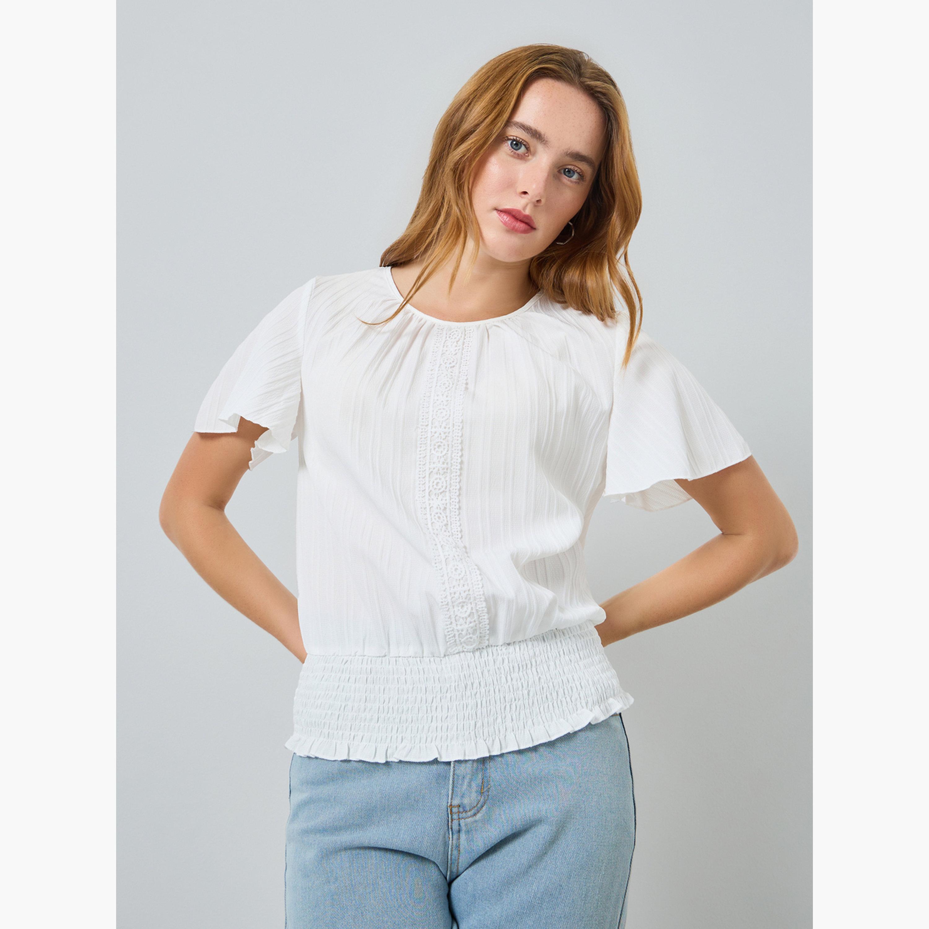 بلوزة بأكمام قصيرة وتفاصيل بارزة الملمس-women-clothing-shirtsandblouses-blouses-image-1