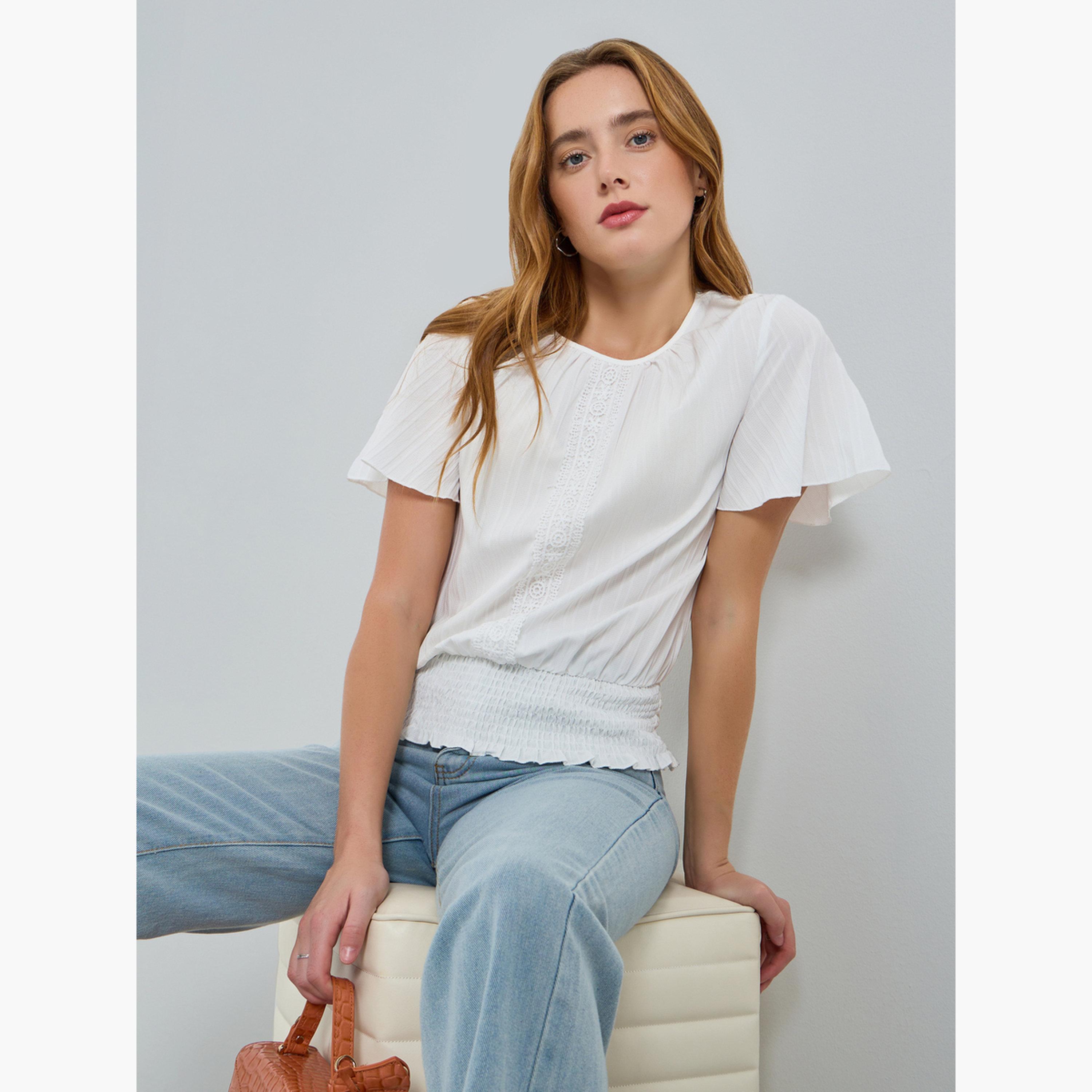 بلوزة بأكمام قصيرة وتفاصيل بارزة الملمس-women-clothing-shirtsandblouses-blouses-image-3