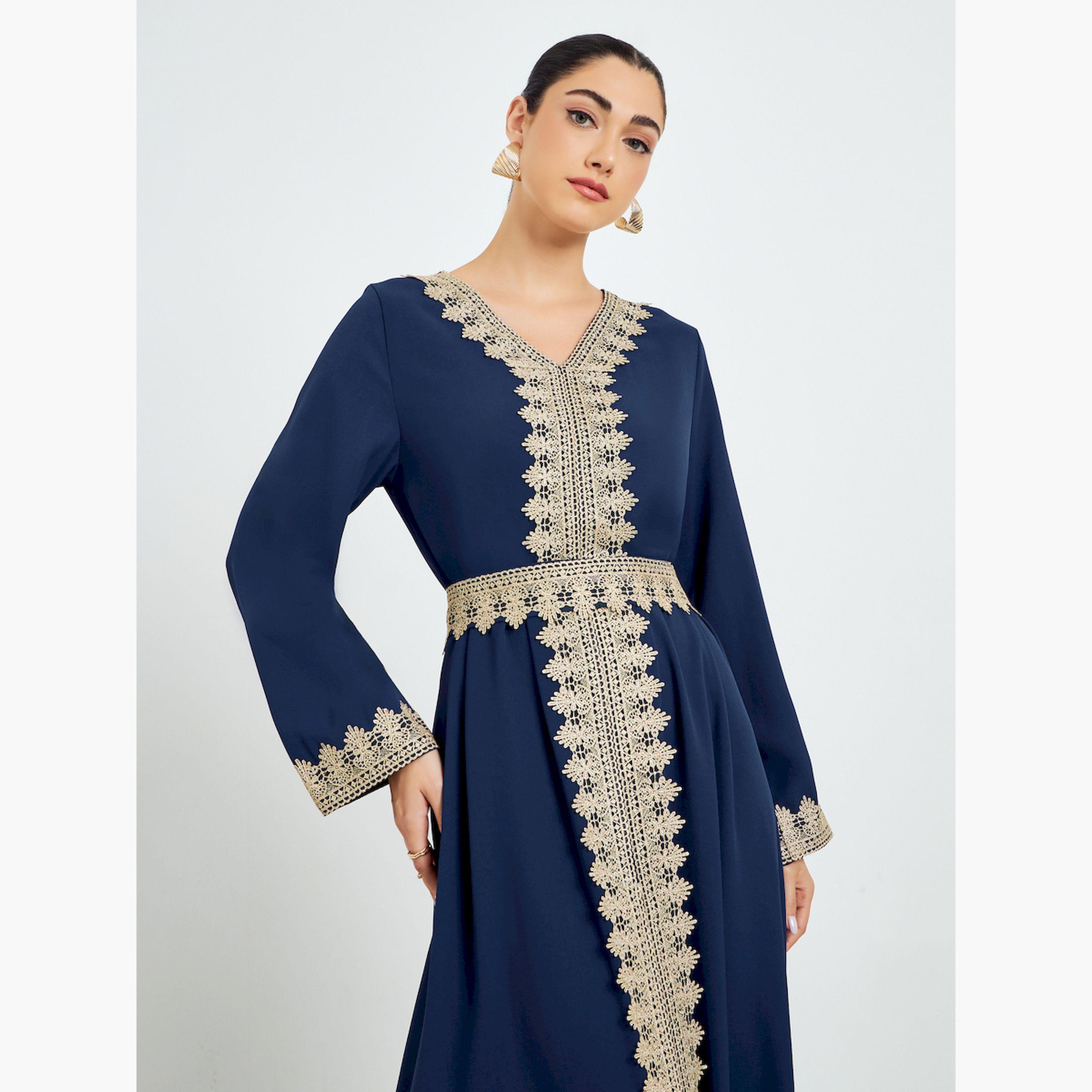 قفطان بحافة واسعة وتفاصيل مُطرّزة-women-arabicclothing-kaftan-image-3