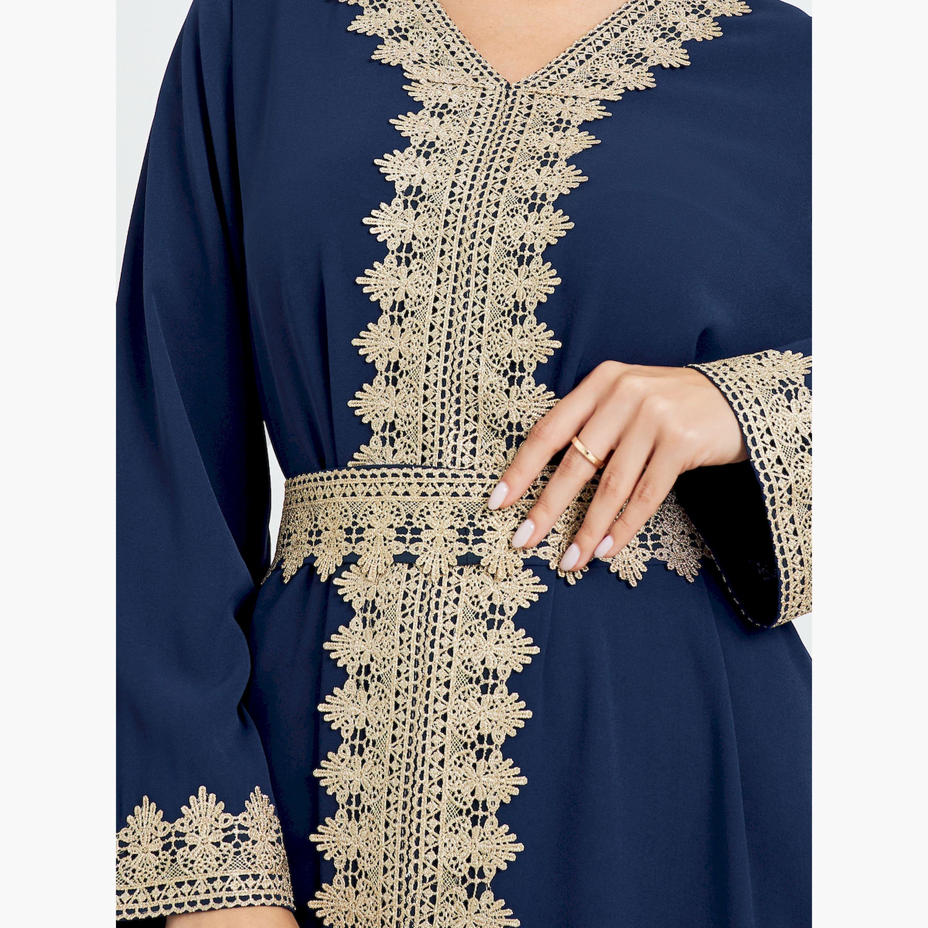 قفطان بحافة واسعة وتفاصيل مُطرّزة-women-arabicclothing-kaftan-image-5