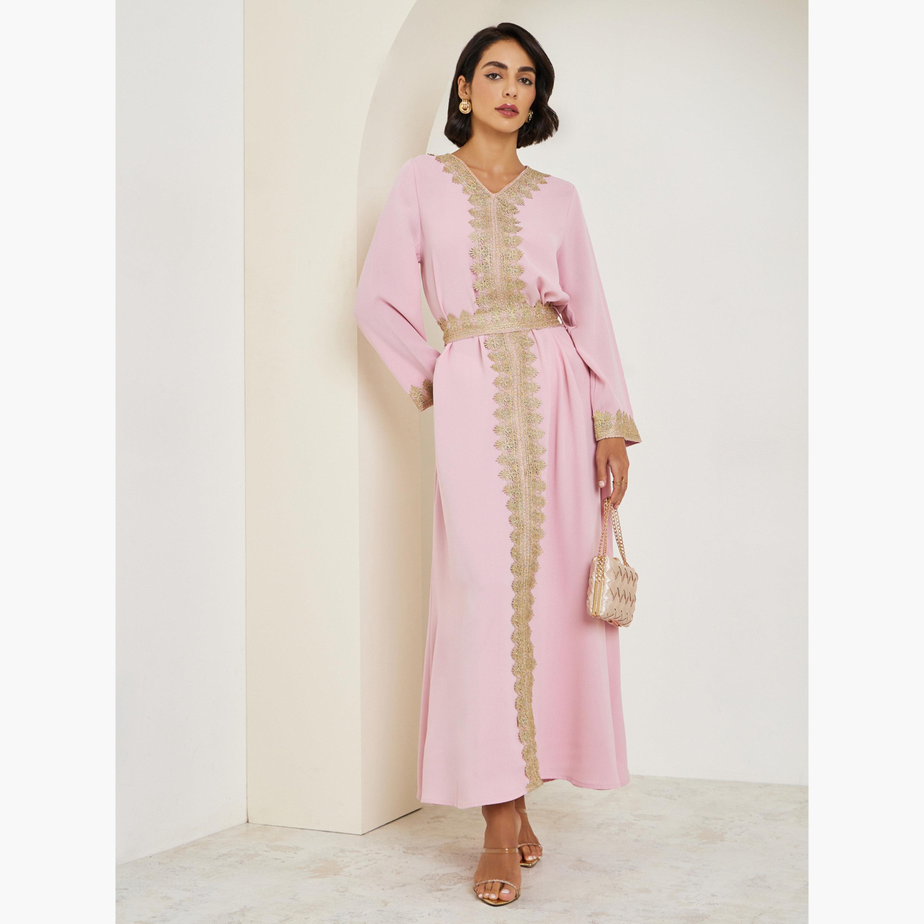 قفطان مطرز بالذهب الوردي وتصميم مريح-women-arabicclothing-kaftan-image-1
