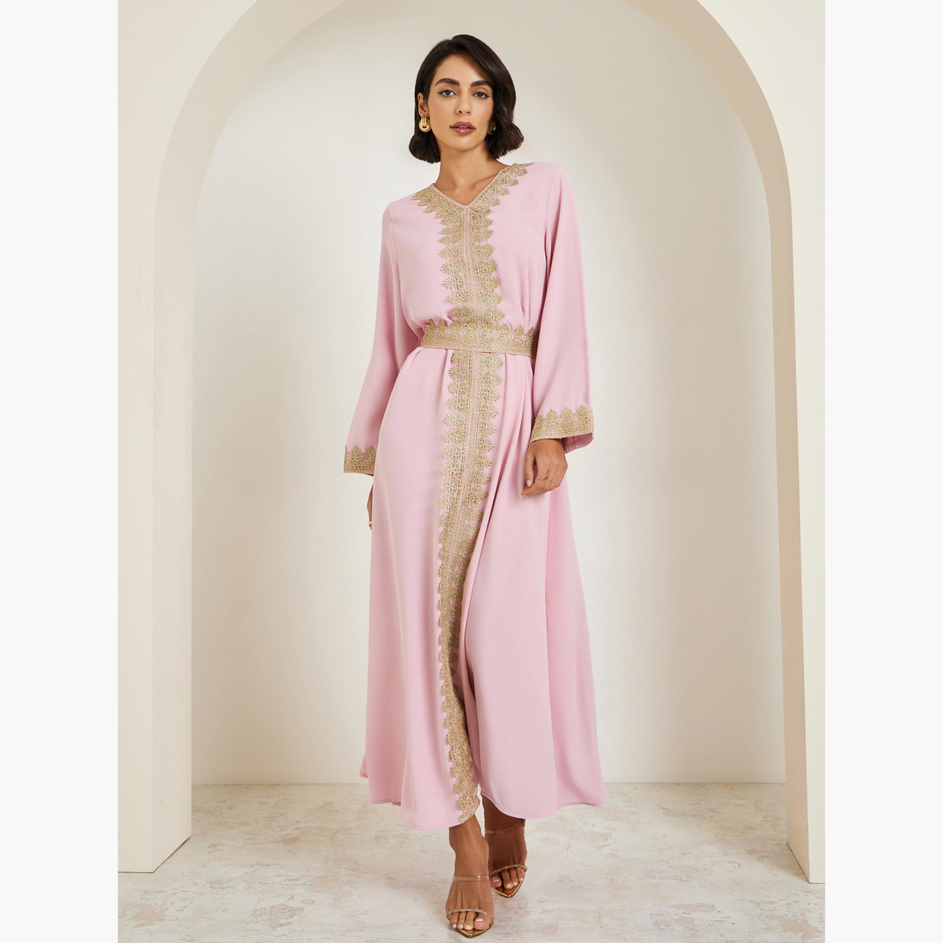 قفطان مطرز بالذهب الوردي وتصميم مريح-women-arabicclothing-kaftan-image-2