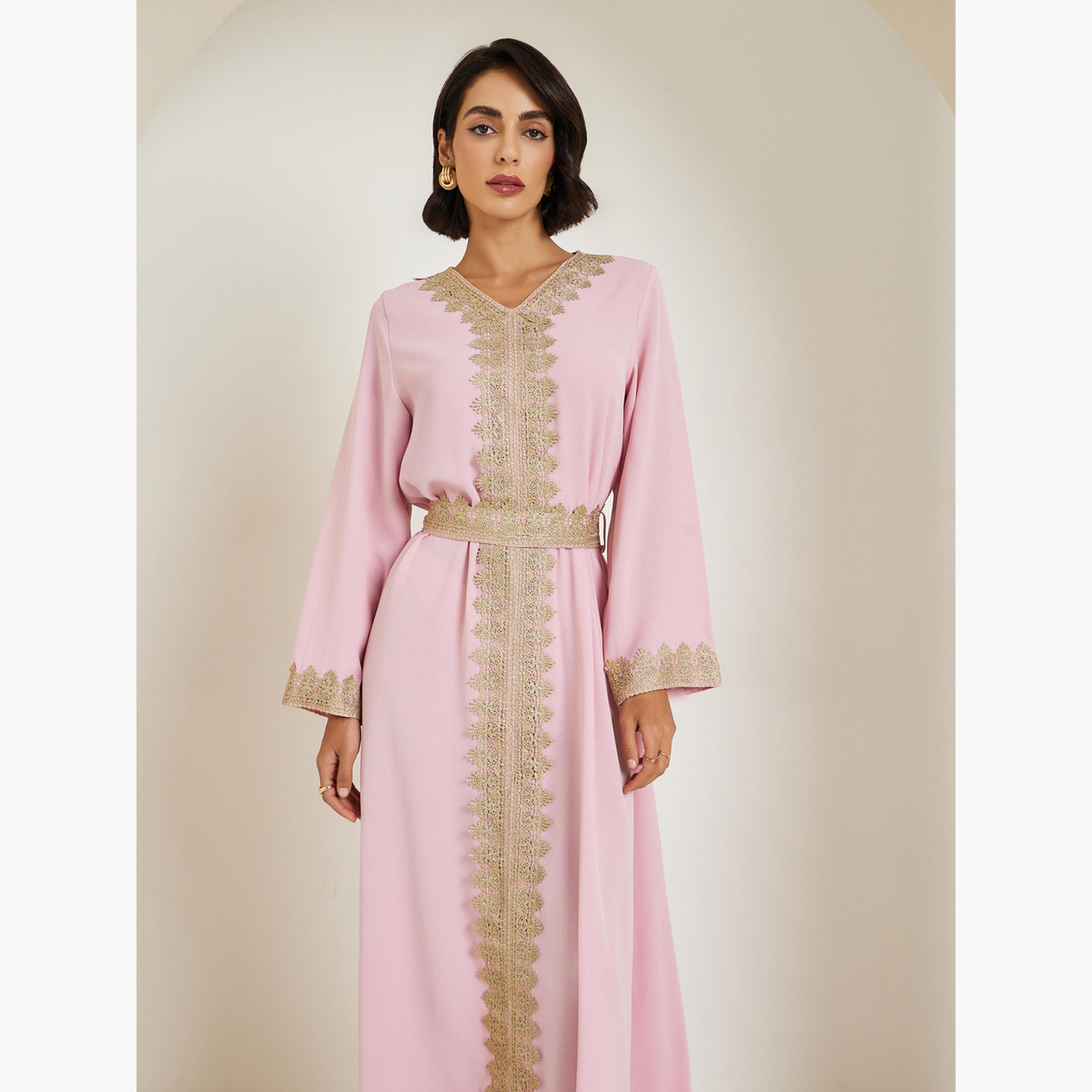 قفطان مطرز بالذهب الوردي وتصميم مريح-women-arabicclothing-kaftan-image-3