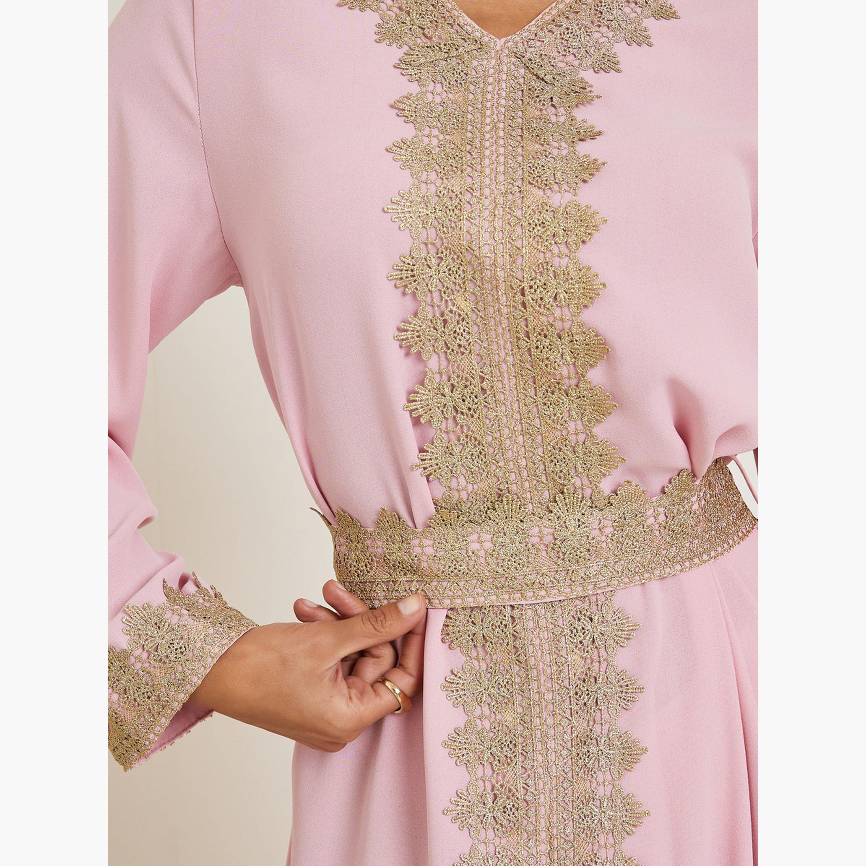 قفطان مطرز بالذهب الوردي وتصميم مريح-women-arabicclothing-kaftan-image-4