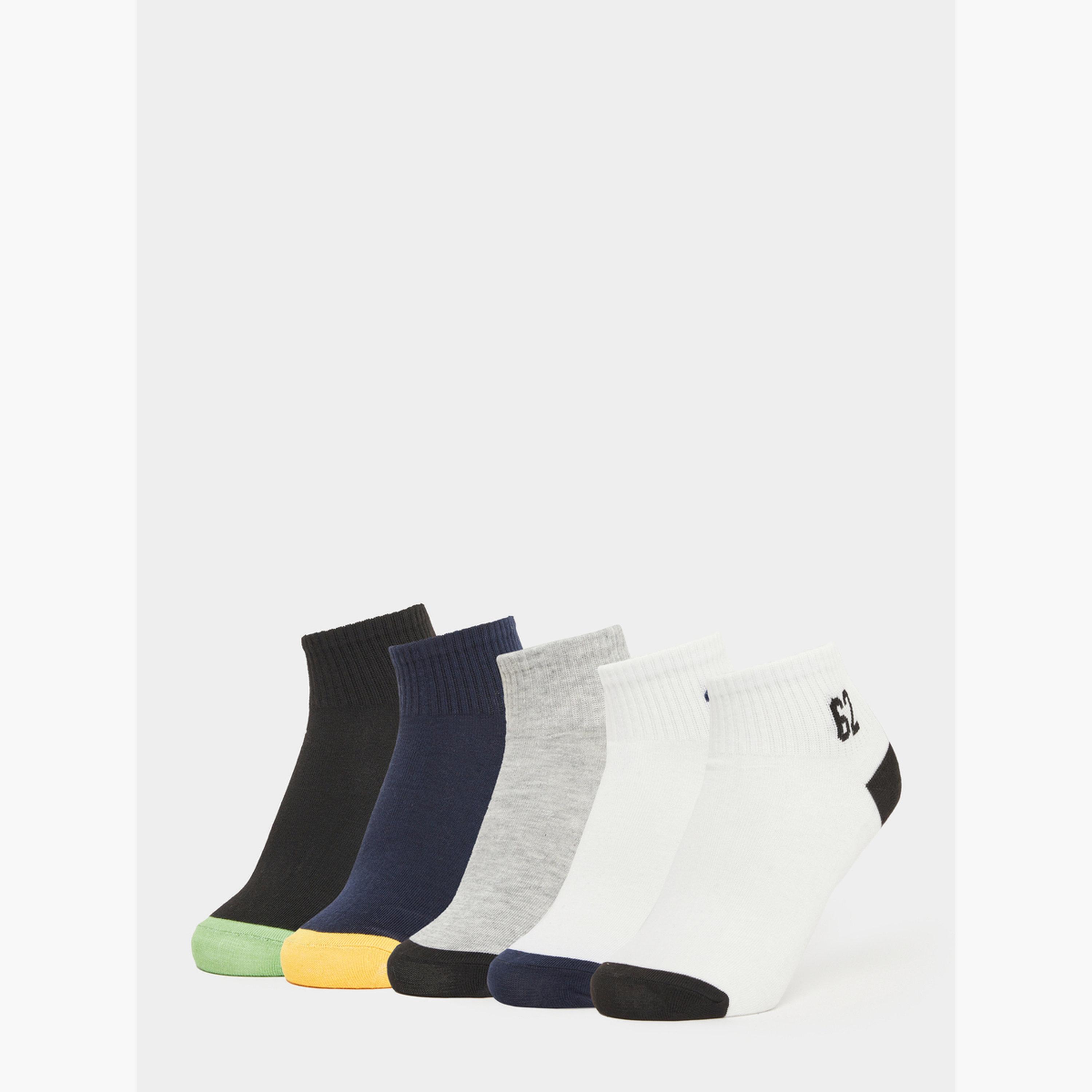 حزمة من 5 - جوارب كاحل بحواف مضلعة وتفاصيل متباينة-men-socks-image-1