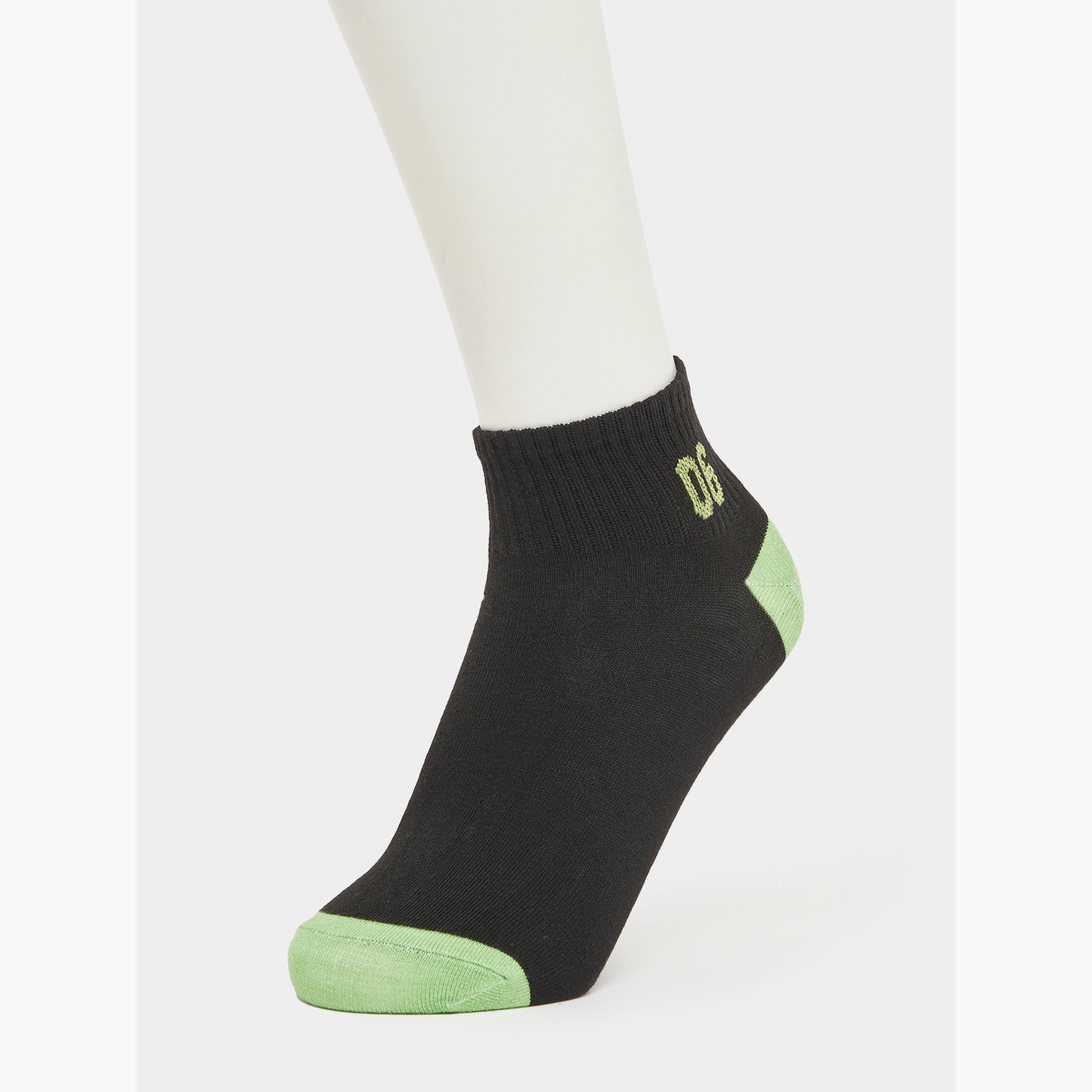 حزمة من 5 - جوارب كاحل بحواف مضلعة وتفاصيل متباينة-men-socks-image-2