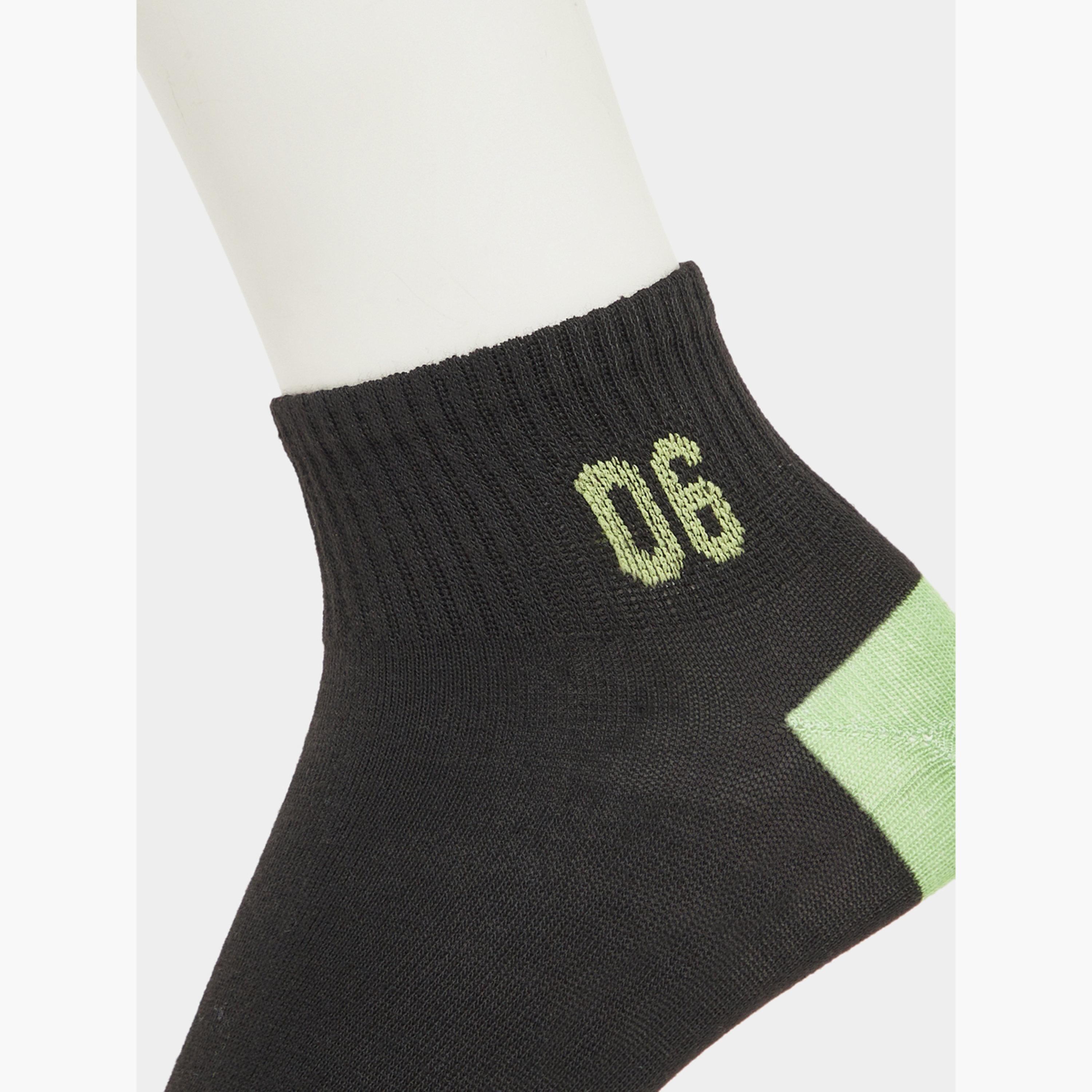 حزمة من 5 - جوارب كاحل بحواف مضلعة وتفاصيل متباينة-men-socks-image-3