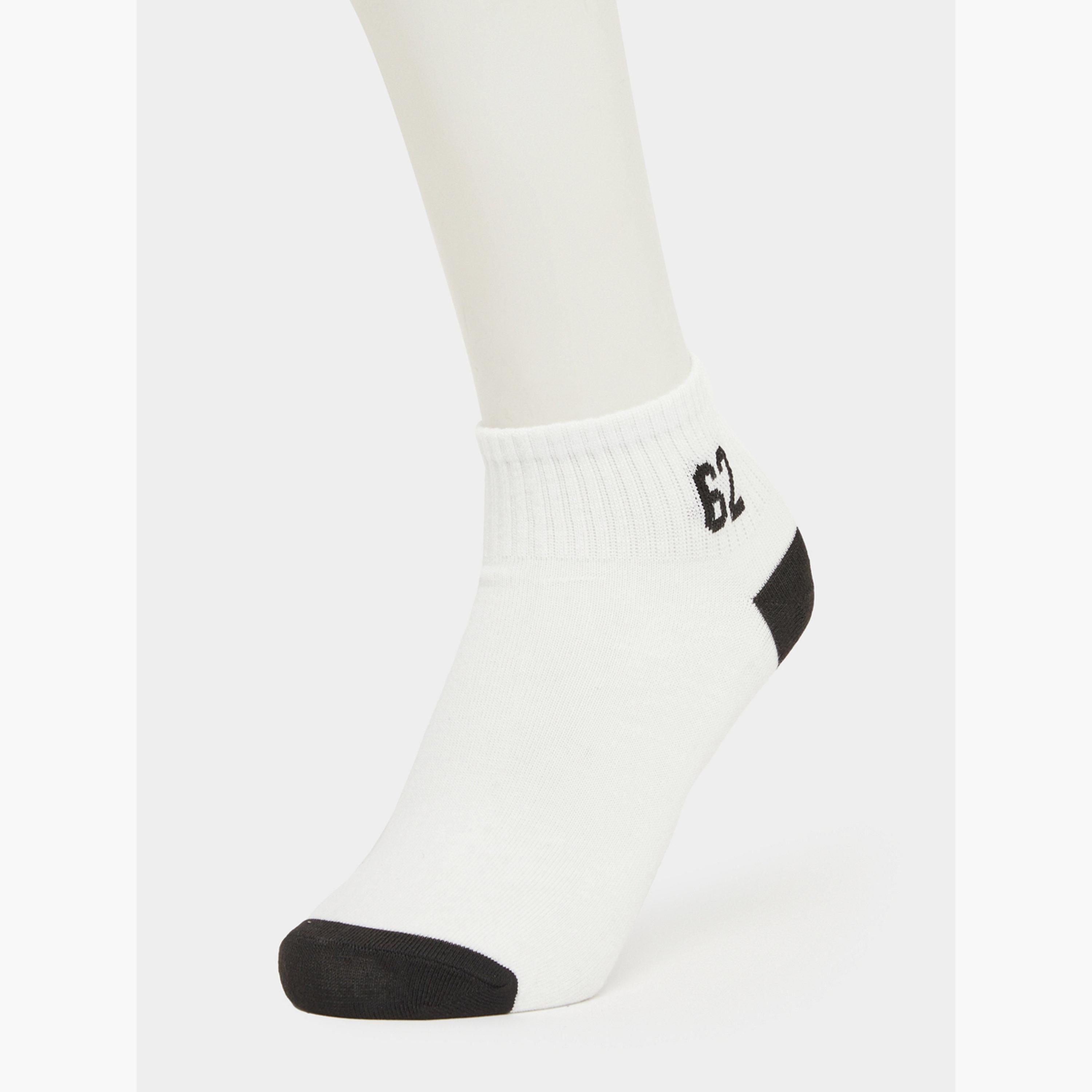 حزمة من 5 - جوارب كاحل بحواف مضلعة وتفاصيل متباينة-men-socks-image-4