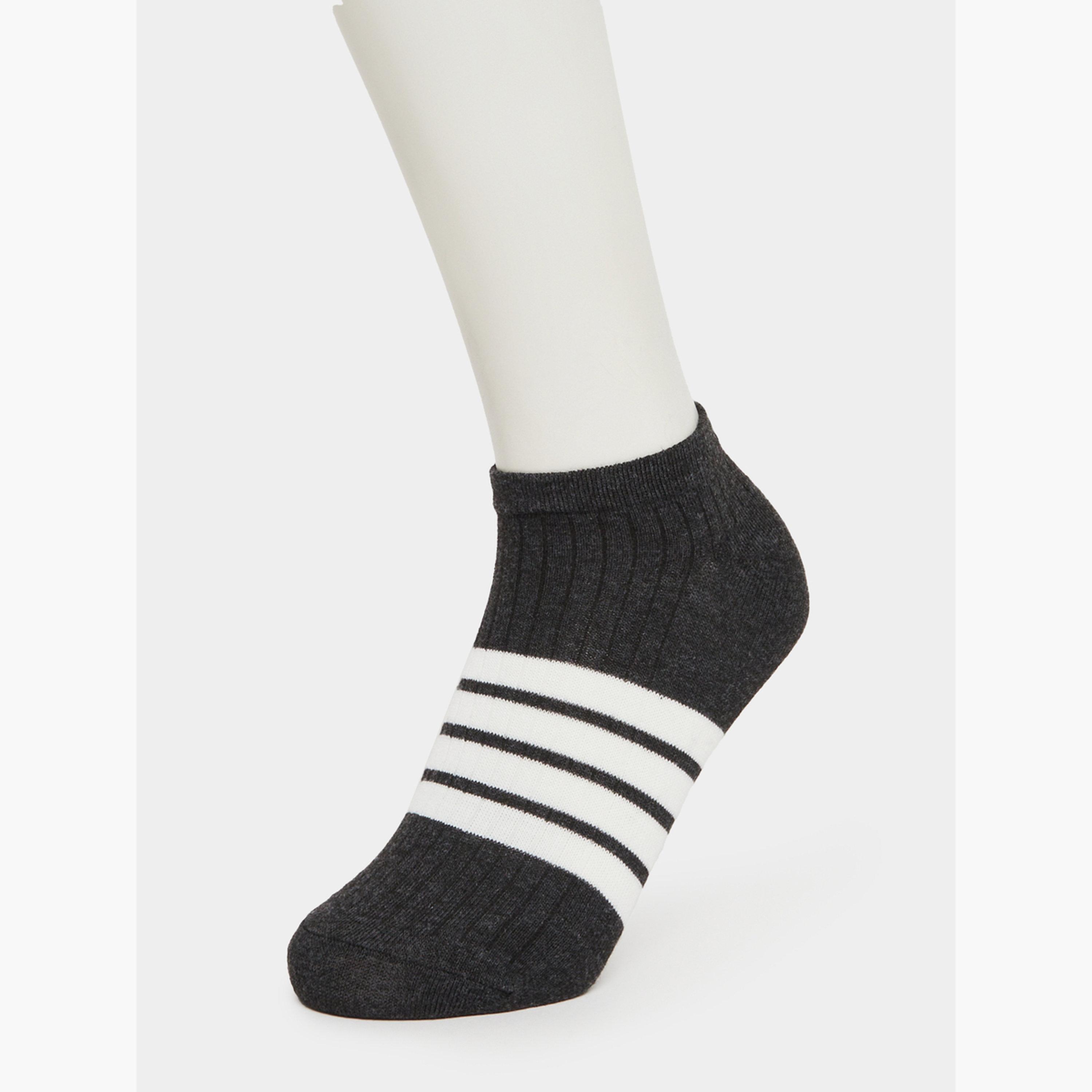 طقم 5 أزواج جوارب كاحل بتفاصيل مخططة-men-socks-image-2