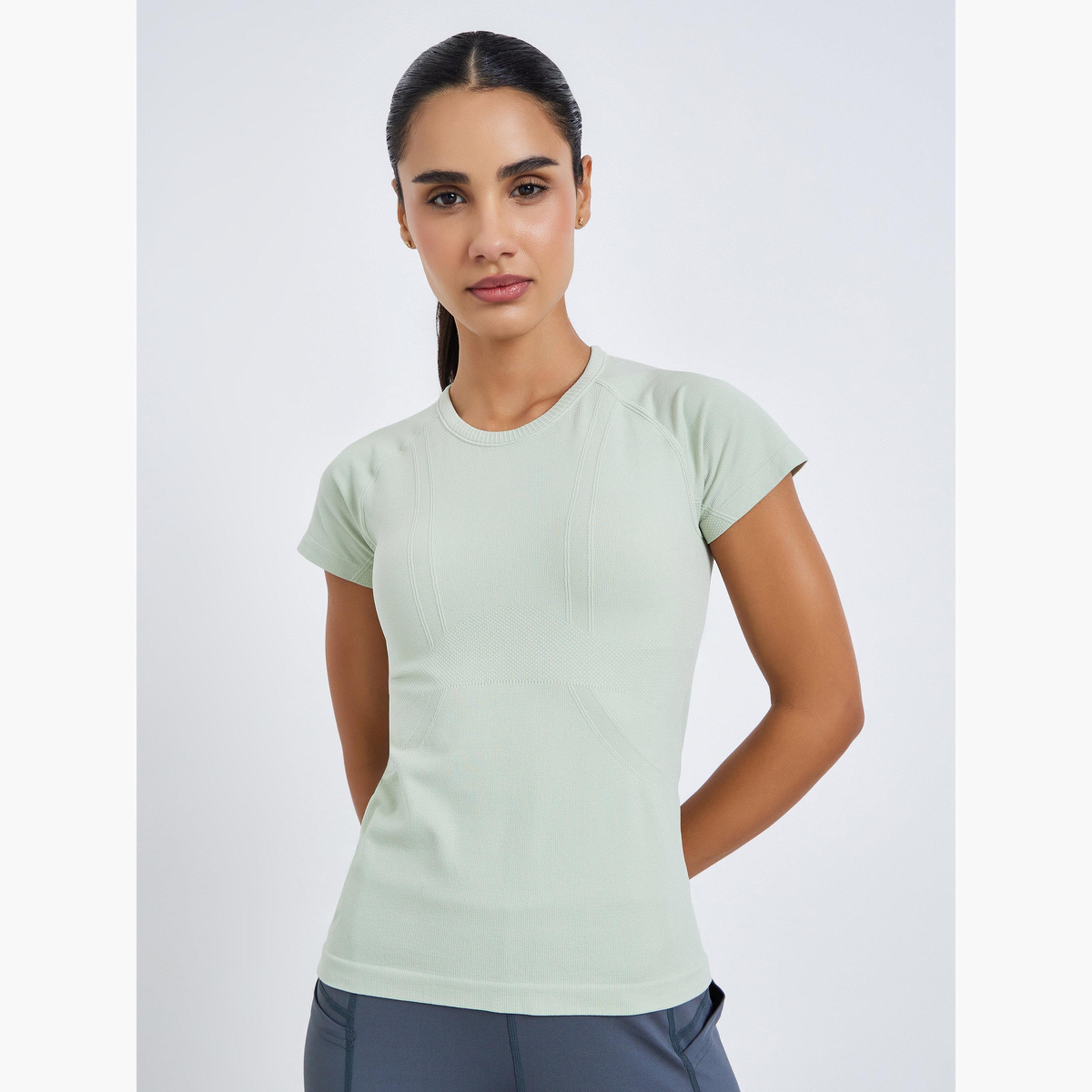 بلوزة بأكمام قصيرة وتفاصيل محددة بدون خياطة-sports-women-clothing-tshirtsandvests-image-1