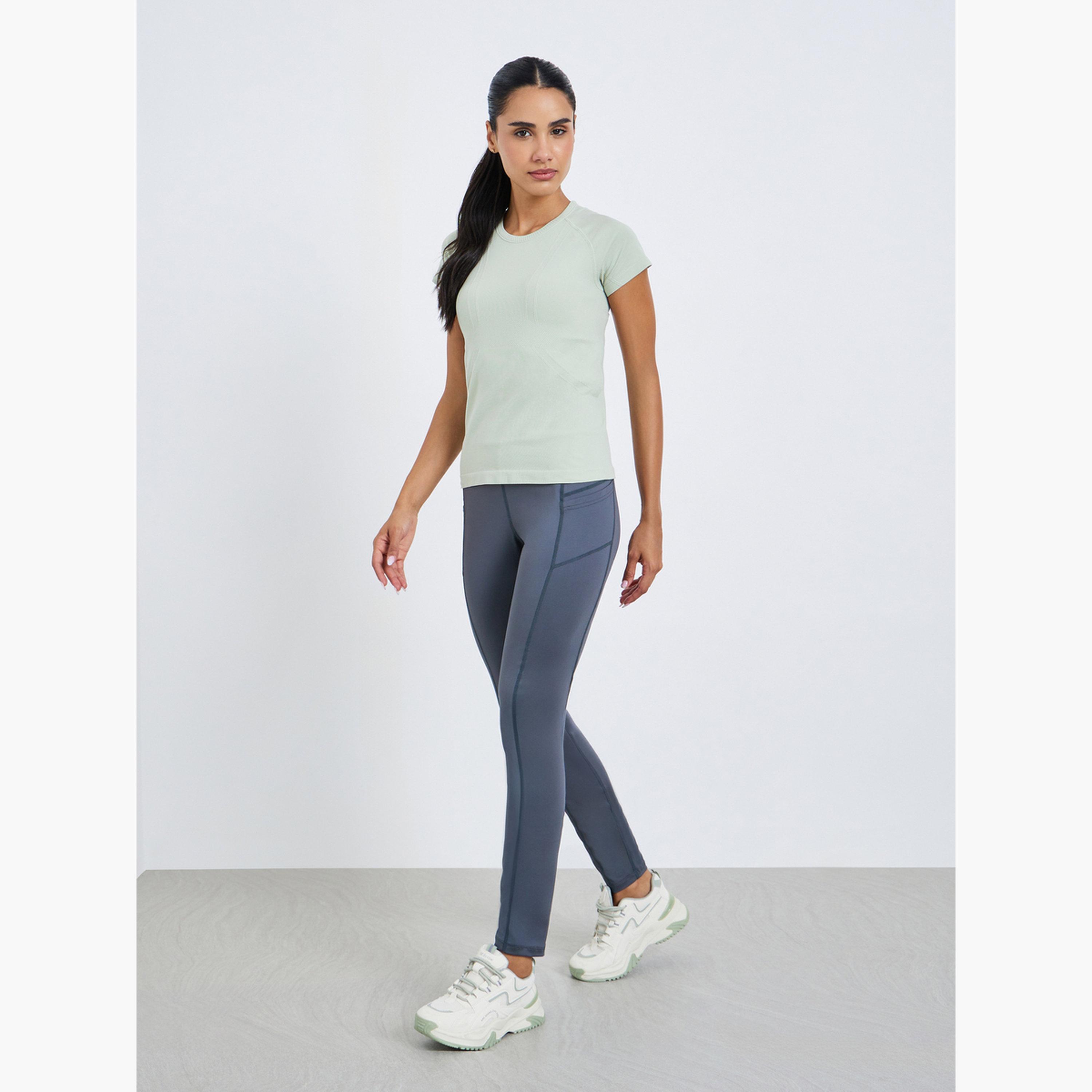 بلوزة بأكمام قصيرة وتفاصيل محددة بدون خياطة-sports-women-clothing-tshirtsandvests-image-2