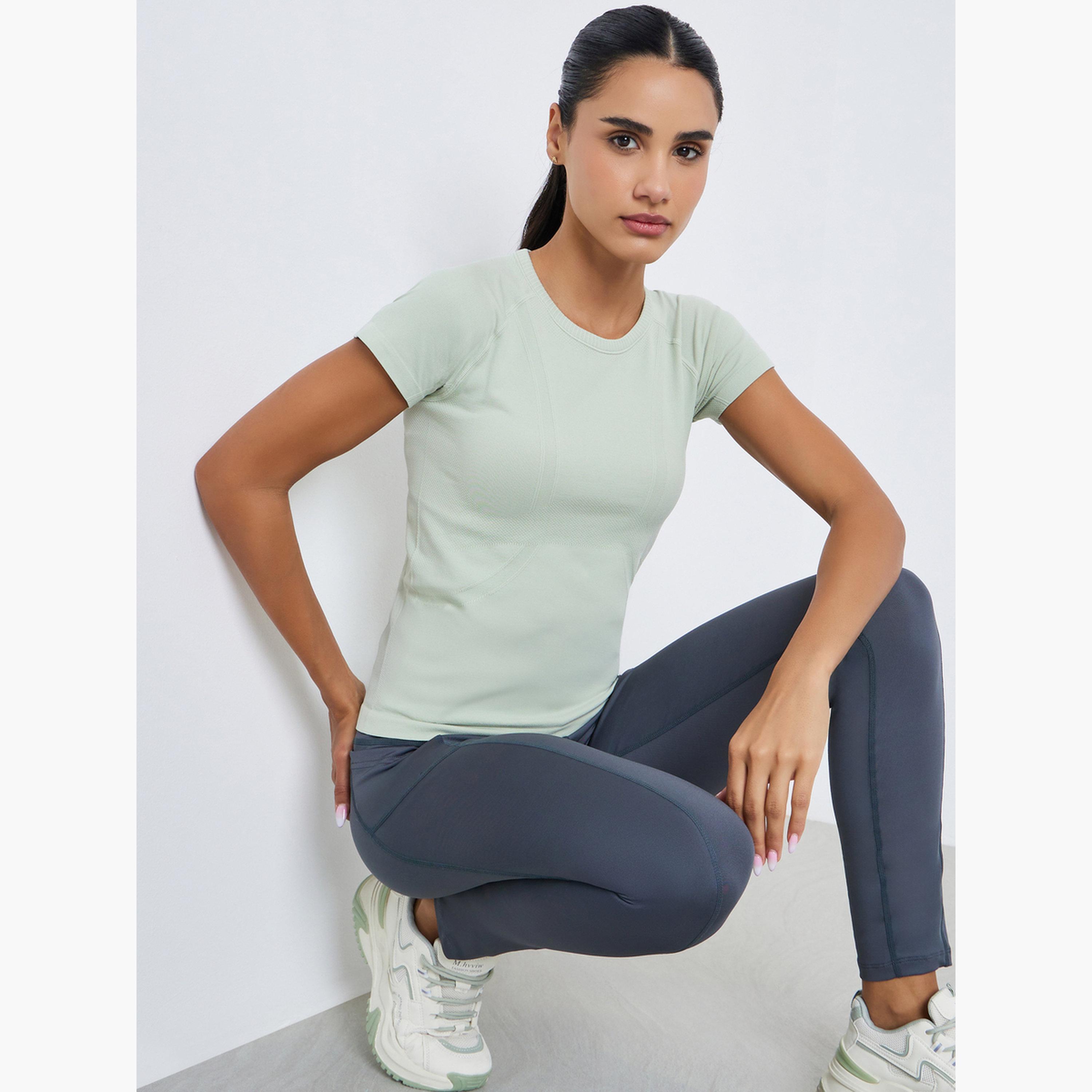 بلوزة بأكمام قصيرة وتفاصيل محددة بدون خياطة-sports-women-clothing-tshirtsandvests-image-3