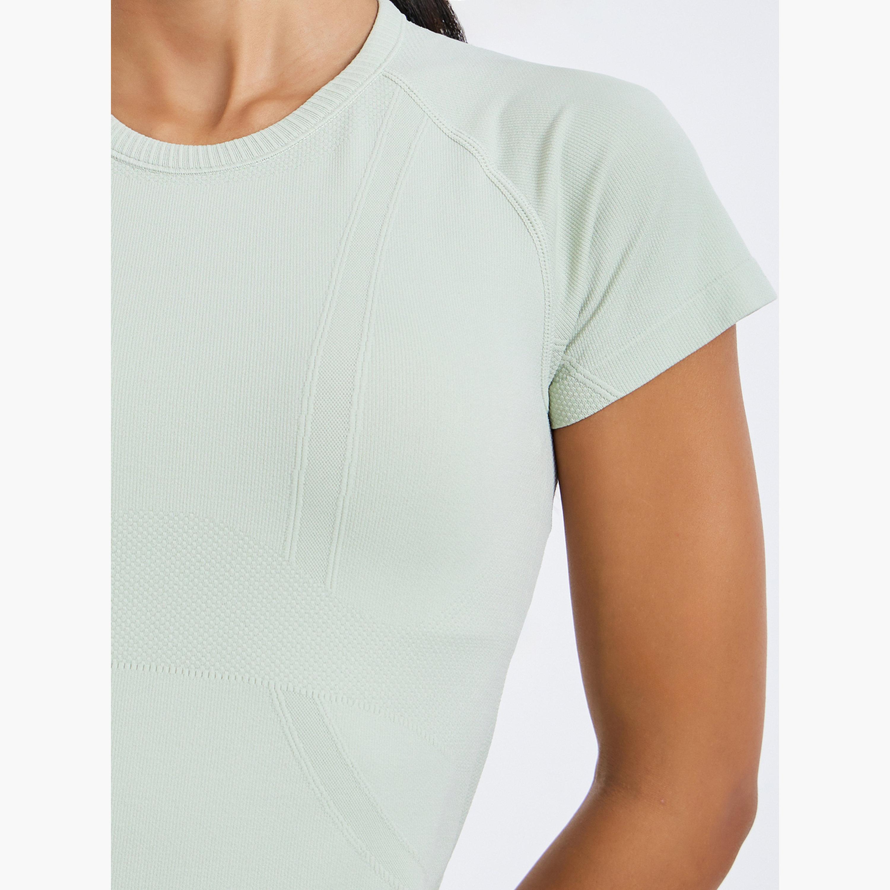 بلوزة بأكمام قصيرة وتفاصيل محددة بدون خياطة-sports-women-clothing-tshirtsandvests-image-5