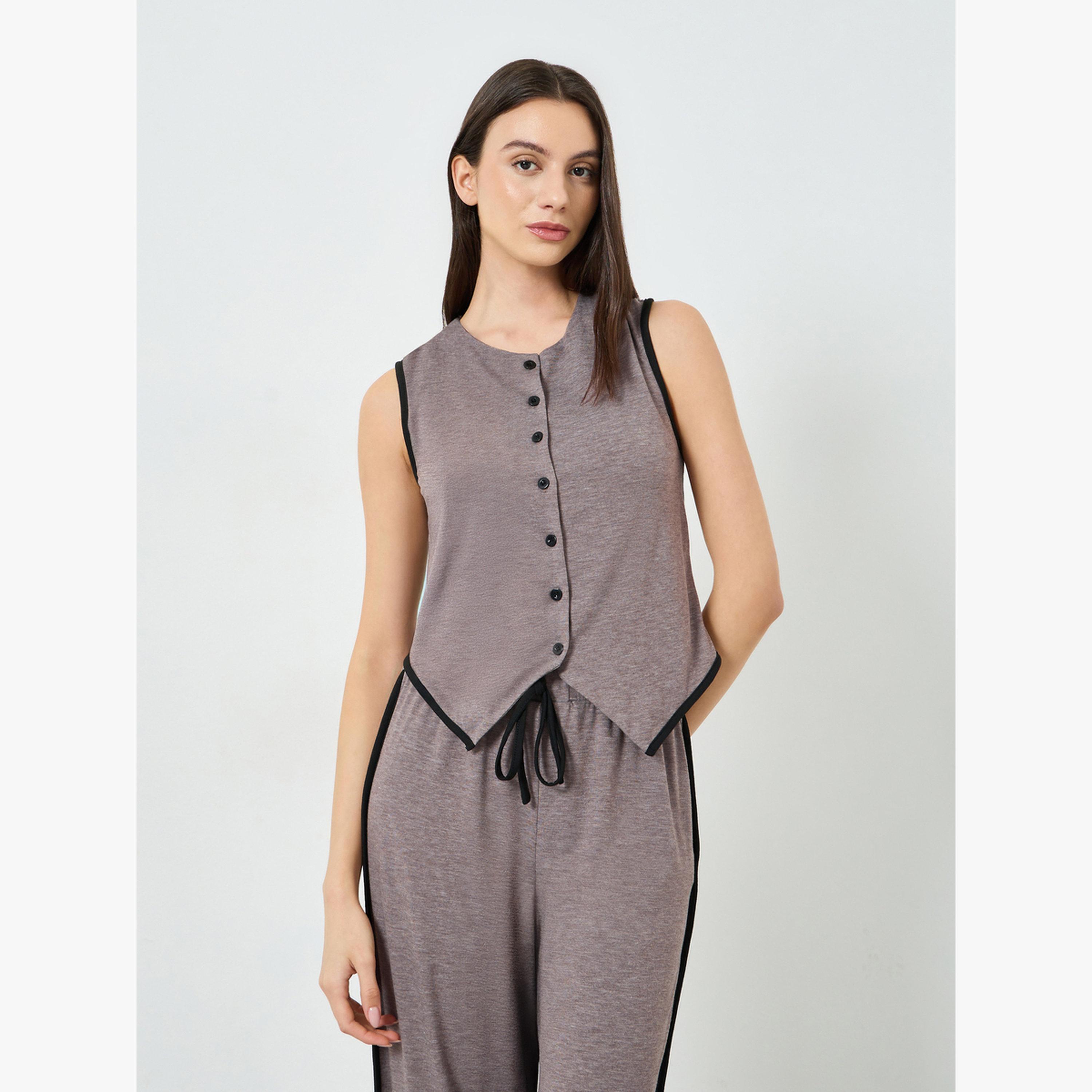 طقم بيجاما من بنطال وجيليه بأزرار مع تفاصيل مُتباينة-women-clothing-nightwear-pyjamas-longsets-image-2