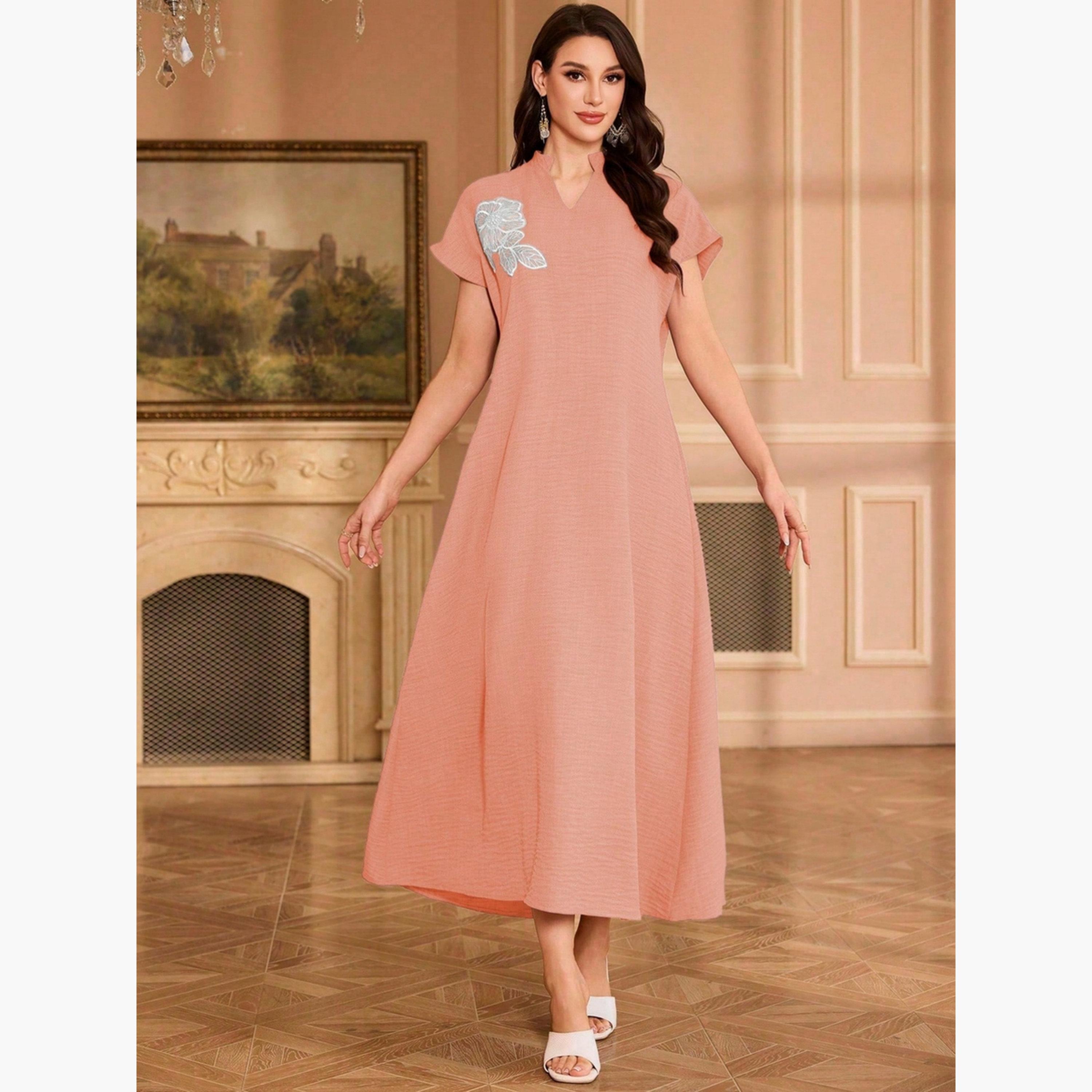فستان طويل بياقة مفتوحة وتفاصيل رقعة زهور-women-clothing-dresses-image-2