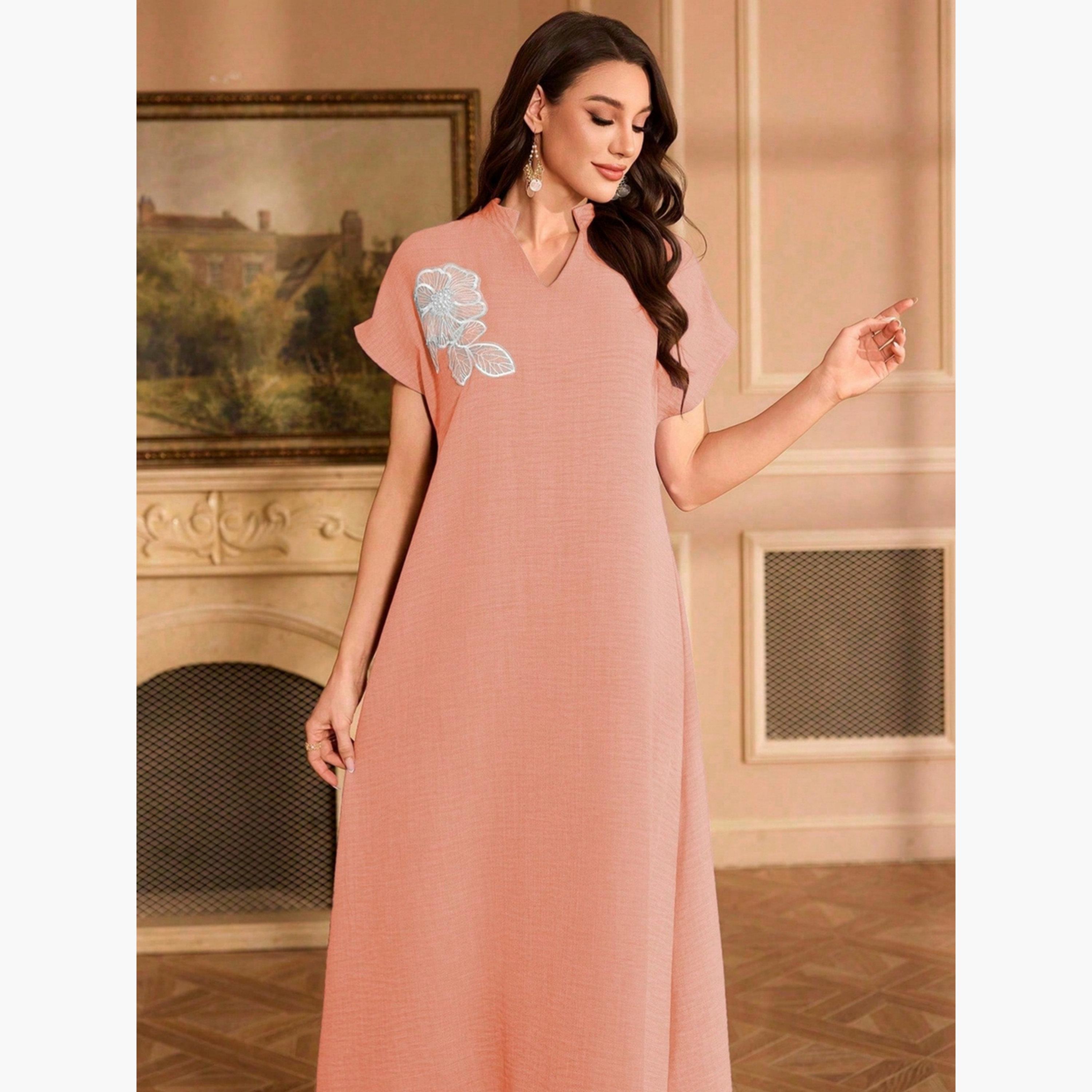 فستان طويل بياقة مفتوحة وتفاصيل رقعة زهور-women-clothing-dresses-image-4