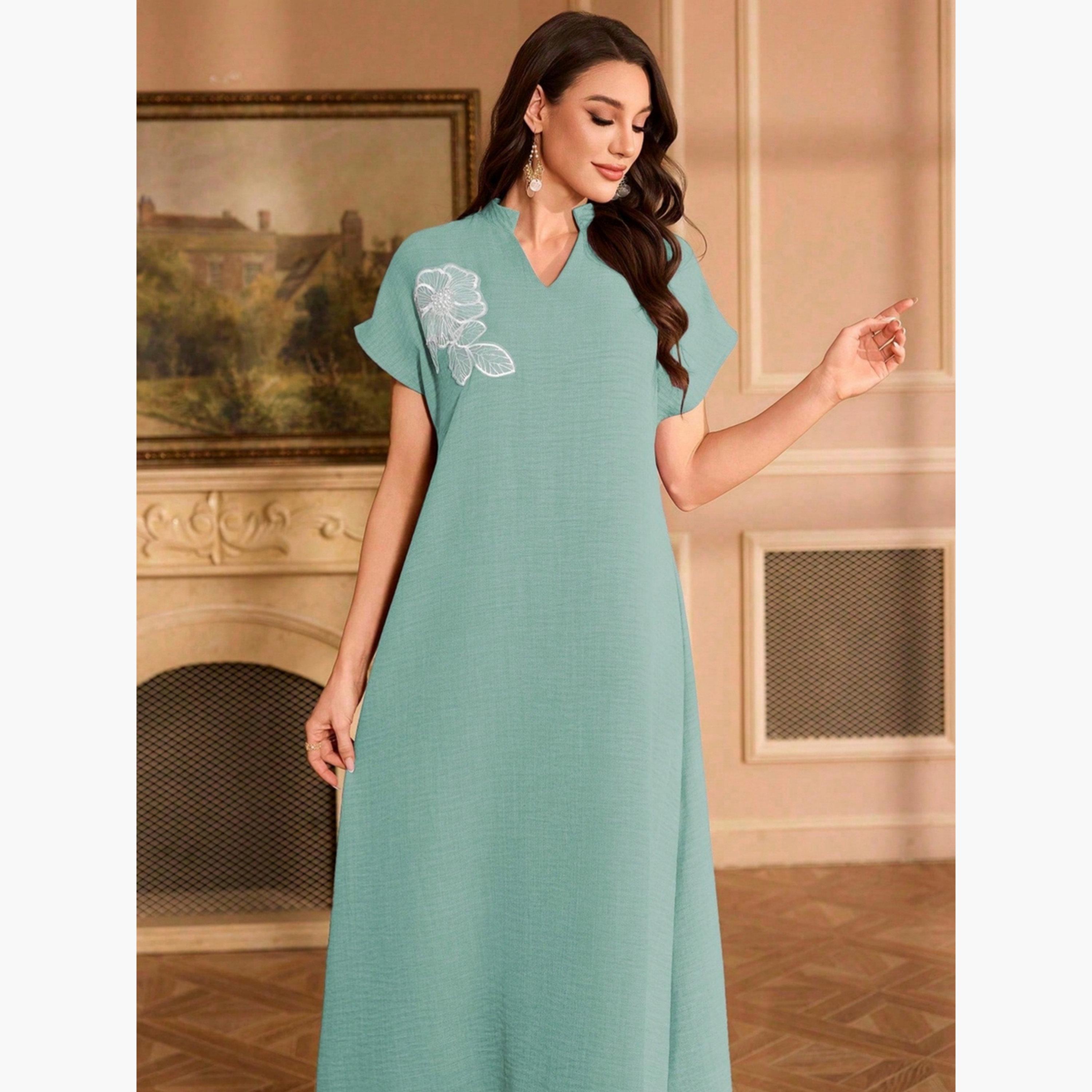 فستان طويل بياقة مفتوحة وتفاصيل رقعة زهور-women-clothing-dresses-image-2