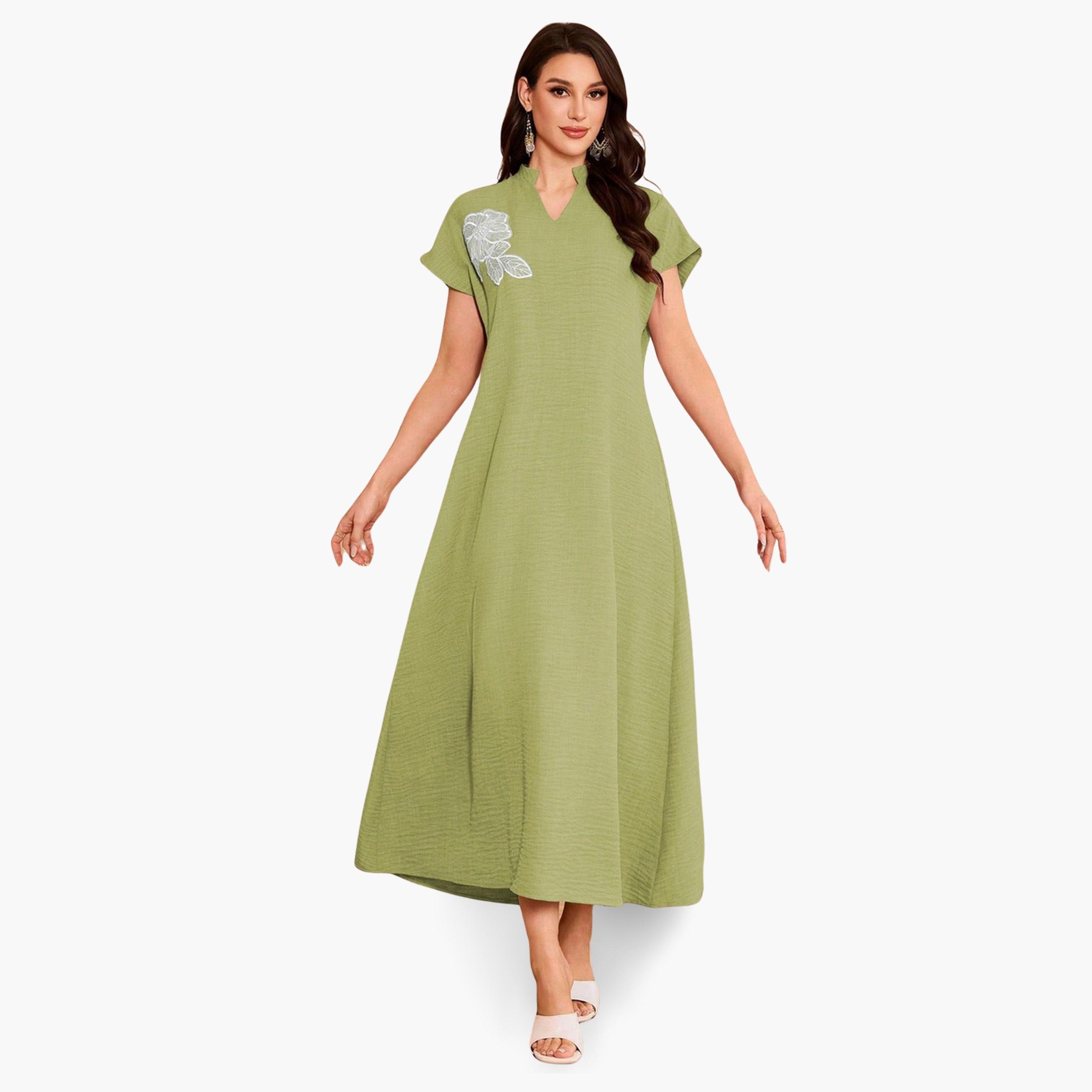 فستان طويل بياقة مفتوحة وتفاصيل رقع الزهور-women-clothing-dresses-image-1